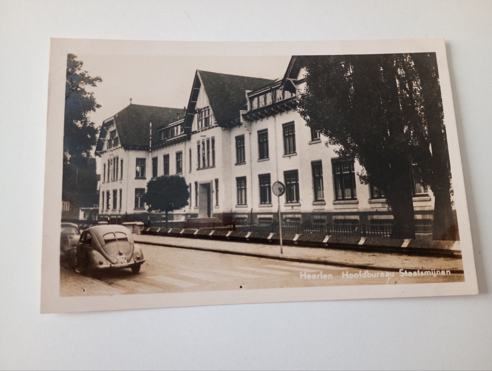Heerlen Hoofdbureau Staatsmijnen met Auto VW Kever, Ophalen of Verzenden, 1940 tot 1960, Ongelopen, Limburg