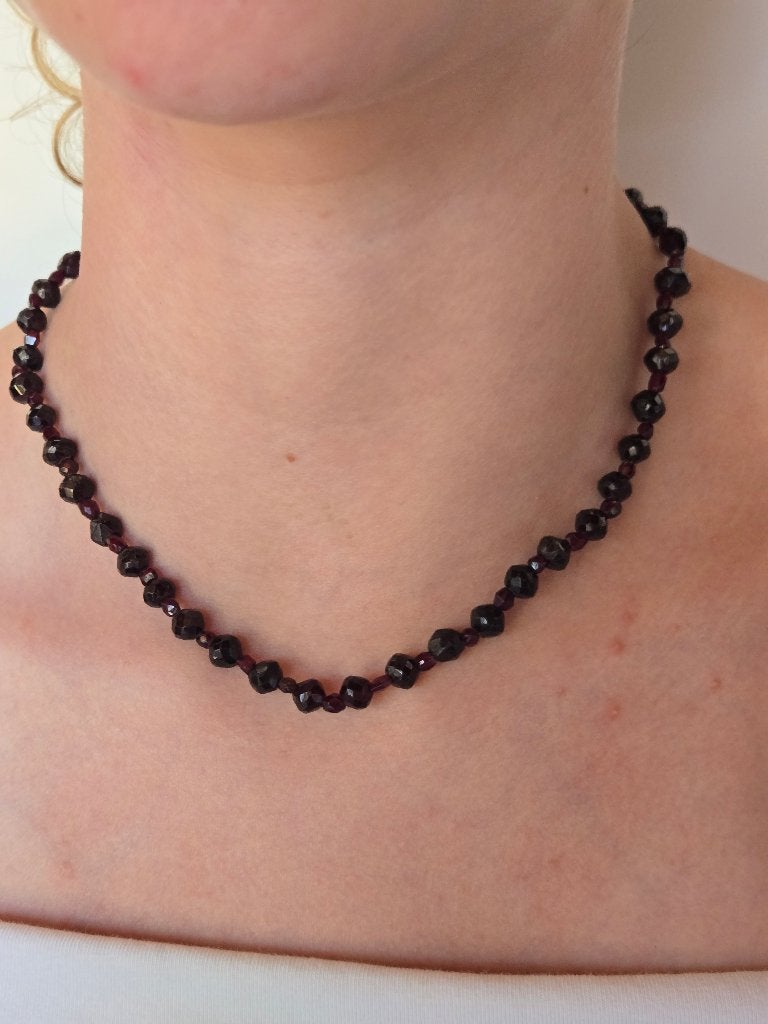 Antieke handgeslepen granaat ketting uit 1910 goud slotje, Ophalen of Verzenden, Overige materialen, Ketting, Met edelsteen
