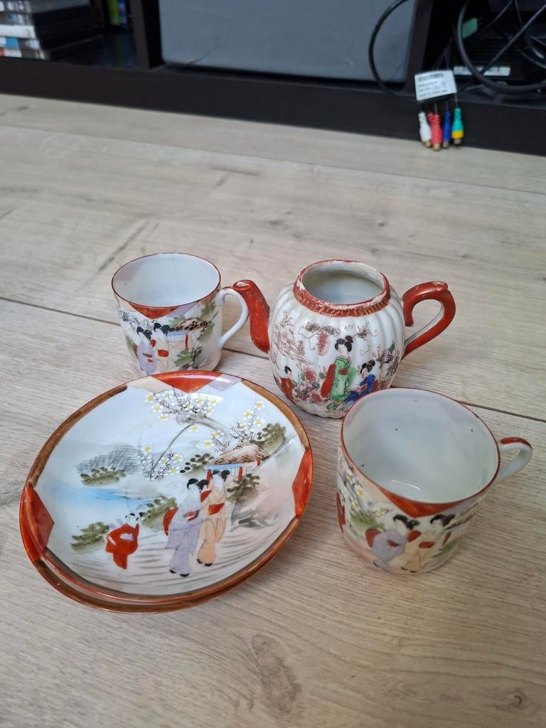 Antiek Japans theeservies met geisha decoratie. Ophalen, Ophalen