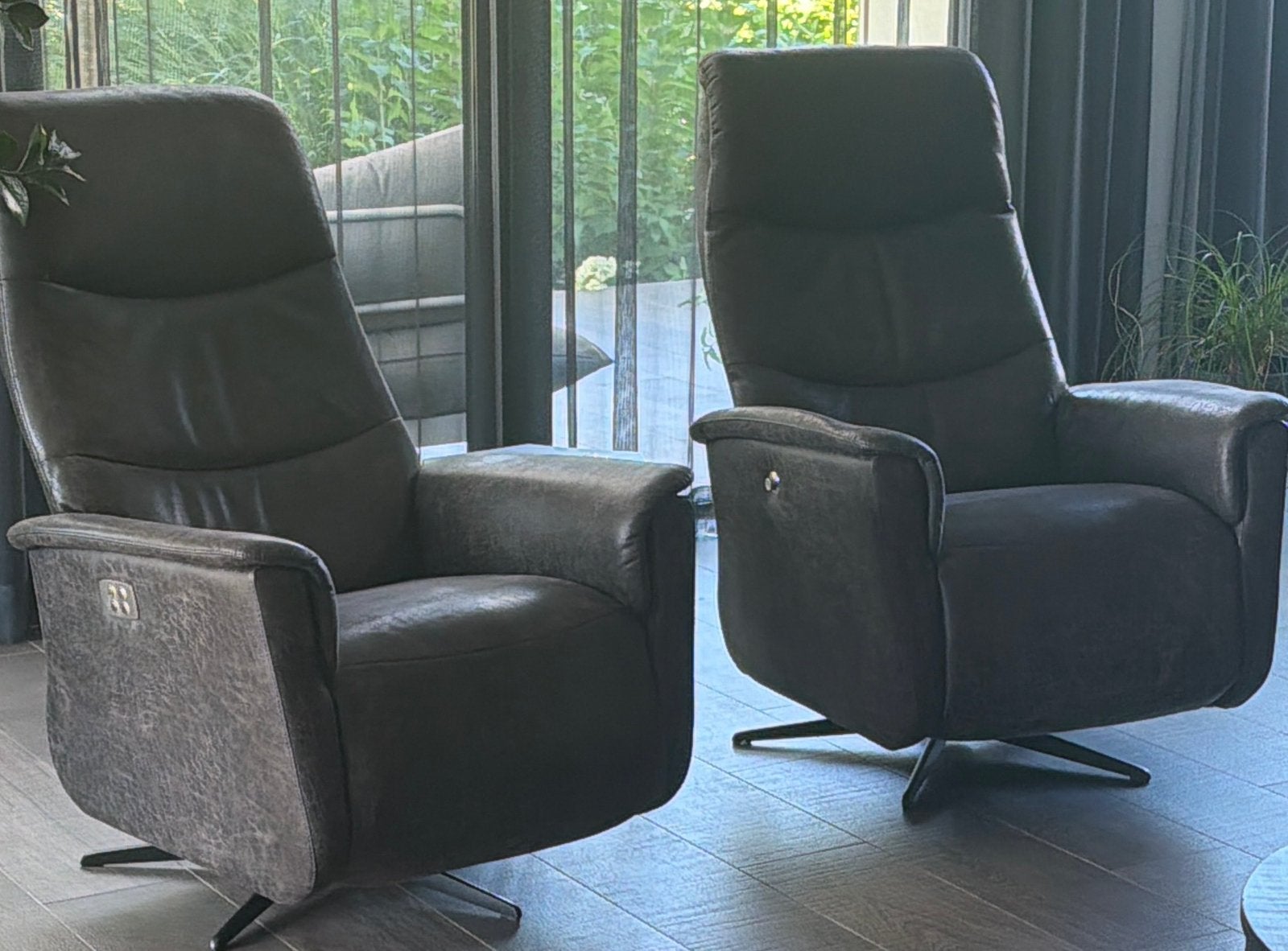 Cossena draaifauteuils, kleur taupe, Ophalen, 75 tot 100 cm, Zo goed als nieuw, Leer