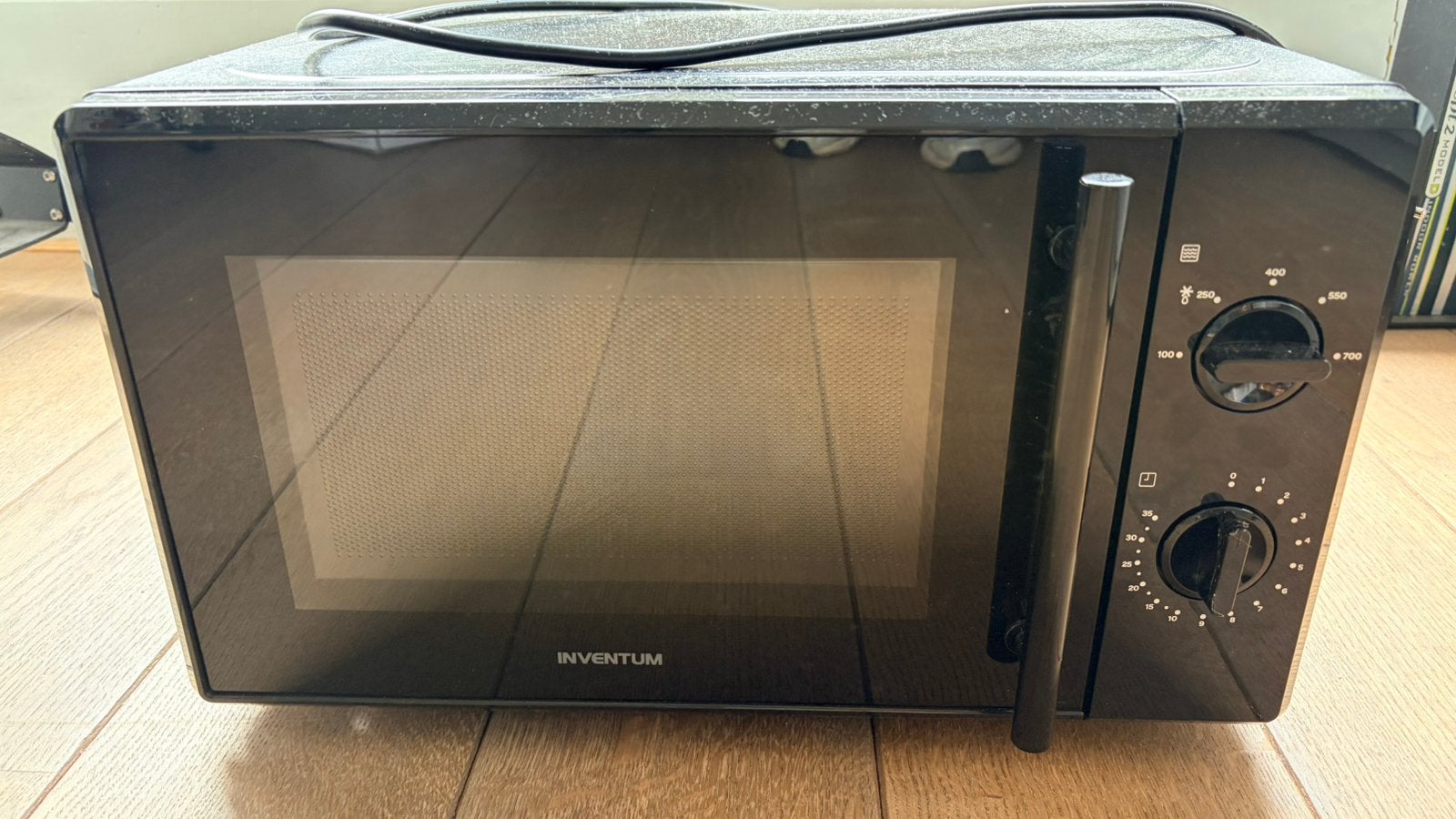 Inventum magnetron 20 liter 700W – zwart, Ophalen, Zo goed als nieuw, Minder dan 45 cm, Draaiplateau