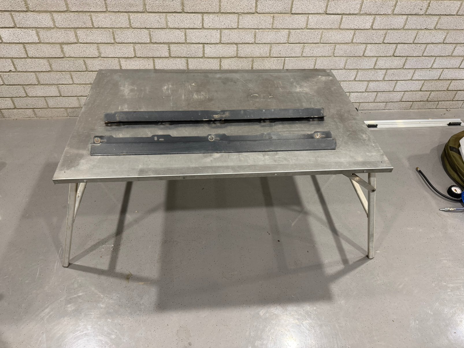 Front Runner tafel, Ophalen, Zo goed als nieuw