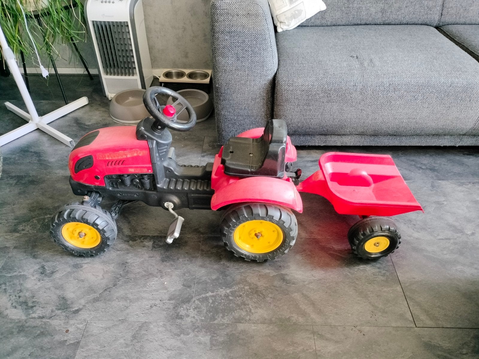 Rode traptractor met aanhanger voor kinderen, Ophalen of Verzenden, Gebruikt, Trapvoertuig