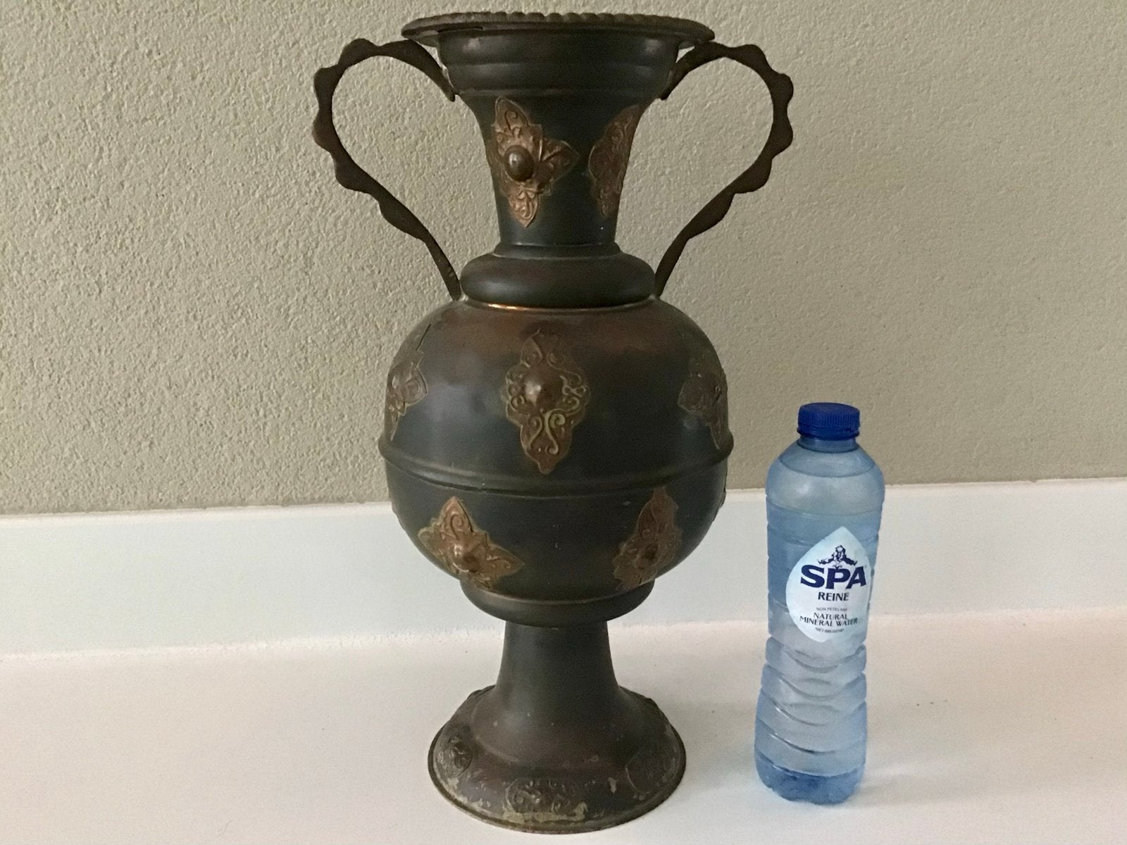 Antieke bronzen Amfora vaas met handvatten en decoraties, Ophalen of Verzenden