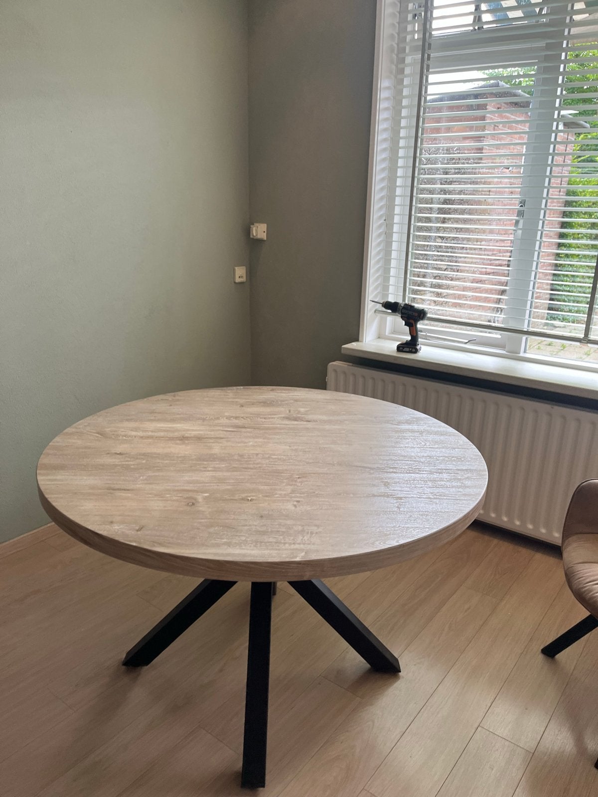 Ronde eettafel met houtlook en zwart metalen onderstel, Ophalen, 100 tot 150 cm, Rond, 50 tot 100 cm