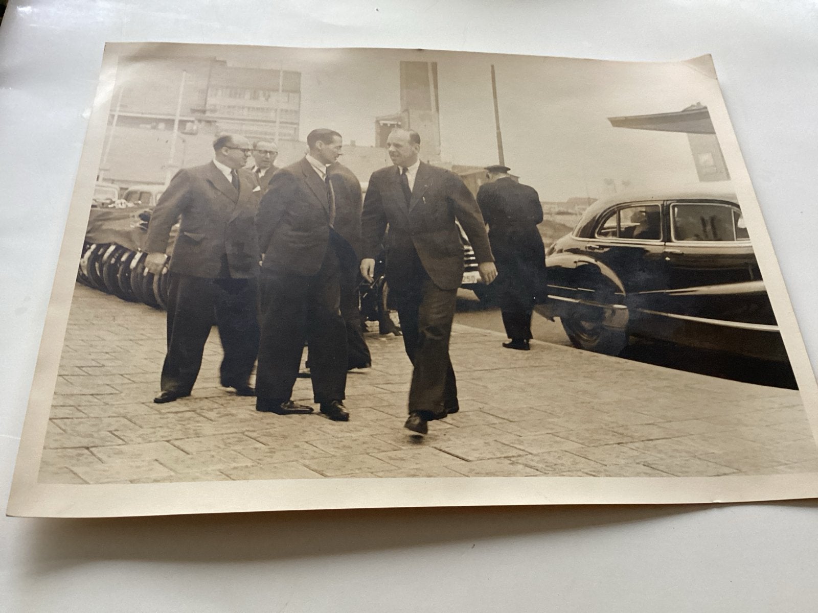Rotterdam s Gravenhage Mannen   bij auto's, jaren '50 18+24, Ophalen of Verzenden