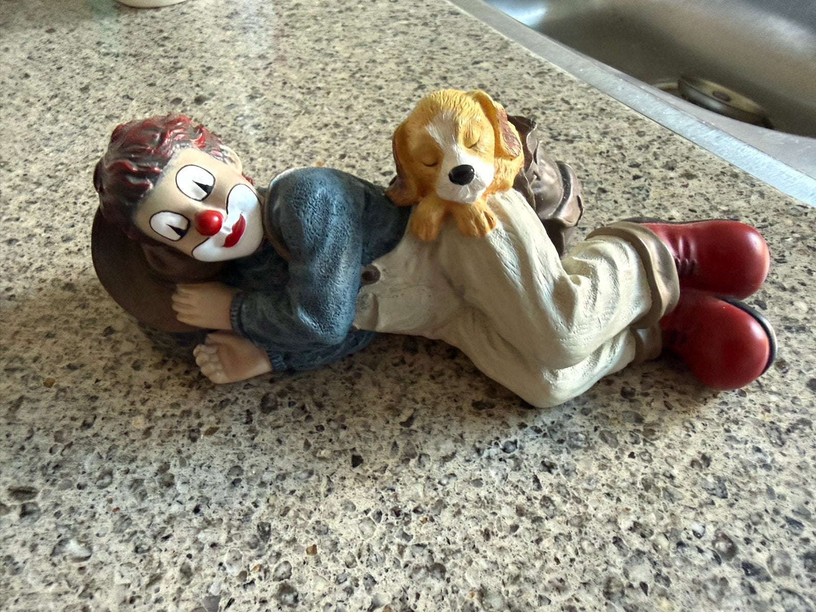 Beeldje slapende clown met hondje, Meerkleurig, Ophalen of Verzenden, Steen/keramiek, Klassiek