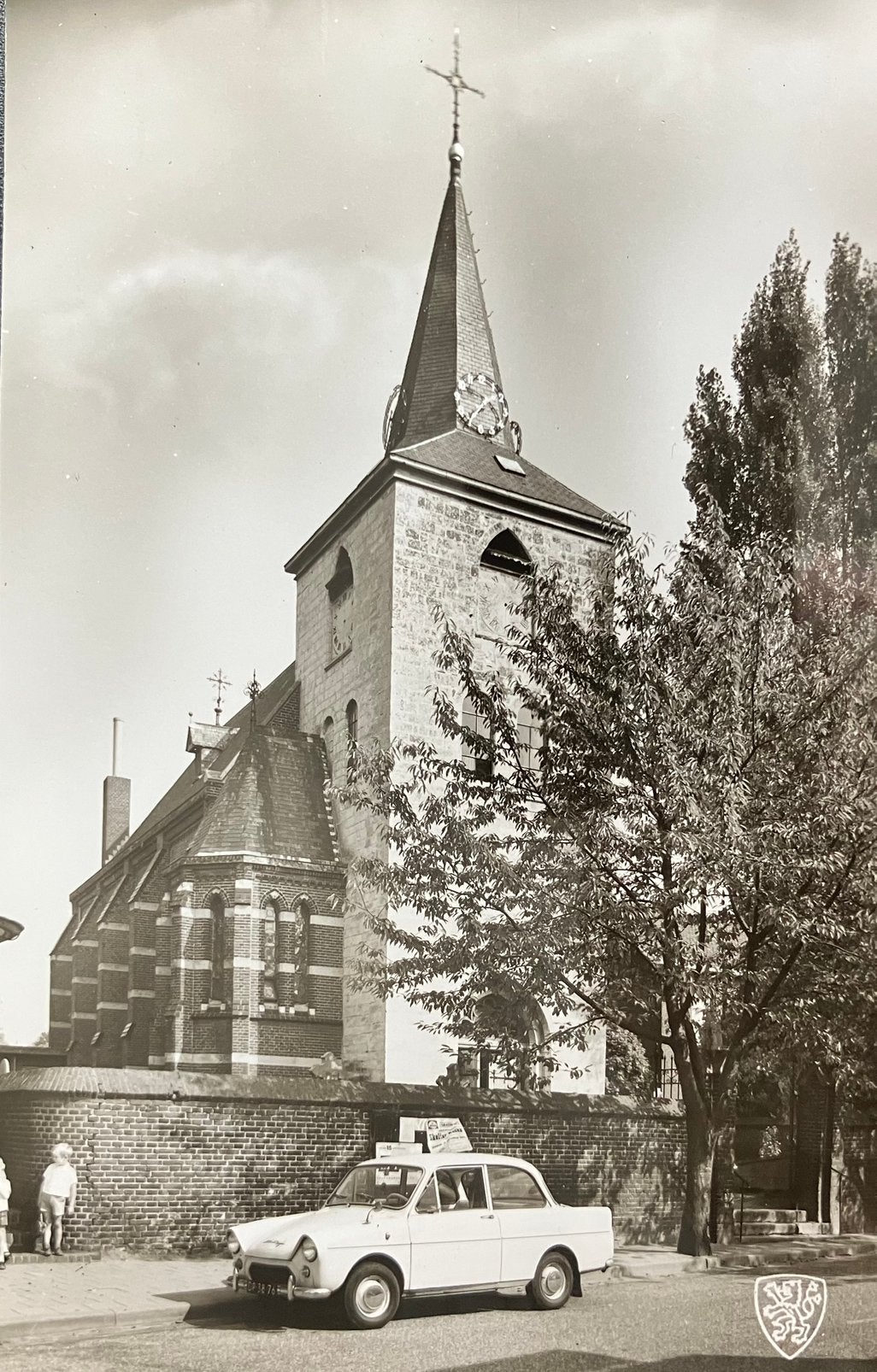 Ansichtkaart met auto in straatbeeld DAF 600 in Limburg, Ophalen of Verzenden, 1960 tot 1980, Ongelopen, Voertuig