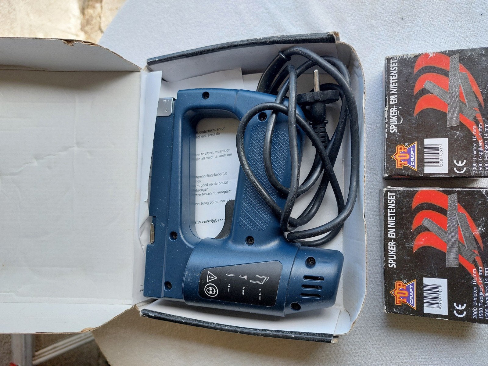 Elektrische tacker met spijker- en nietenset, Ophalen, Gebruikt, Tacker/nietmachine, Overige merken