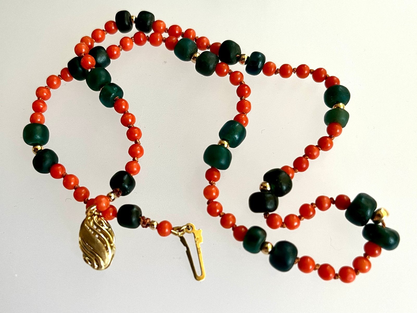 Ketting goud sciacca bloedkoraal Myanmar kralen, Ophalen of Verzenden, Goud, Ketting, Met edelsteen