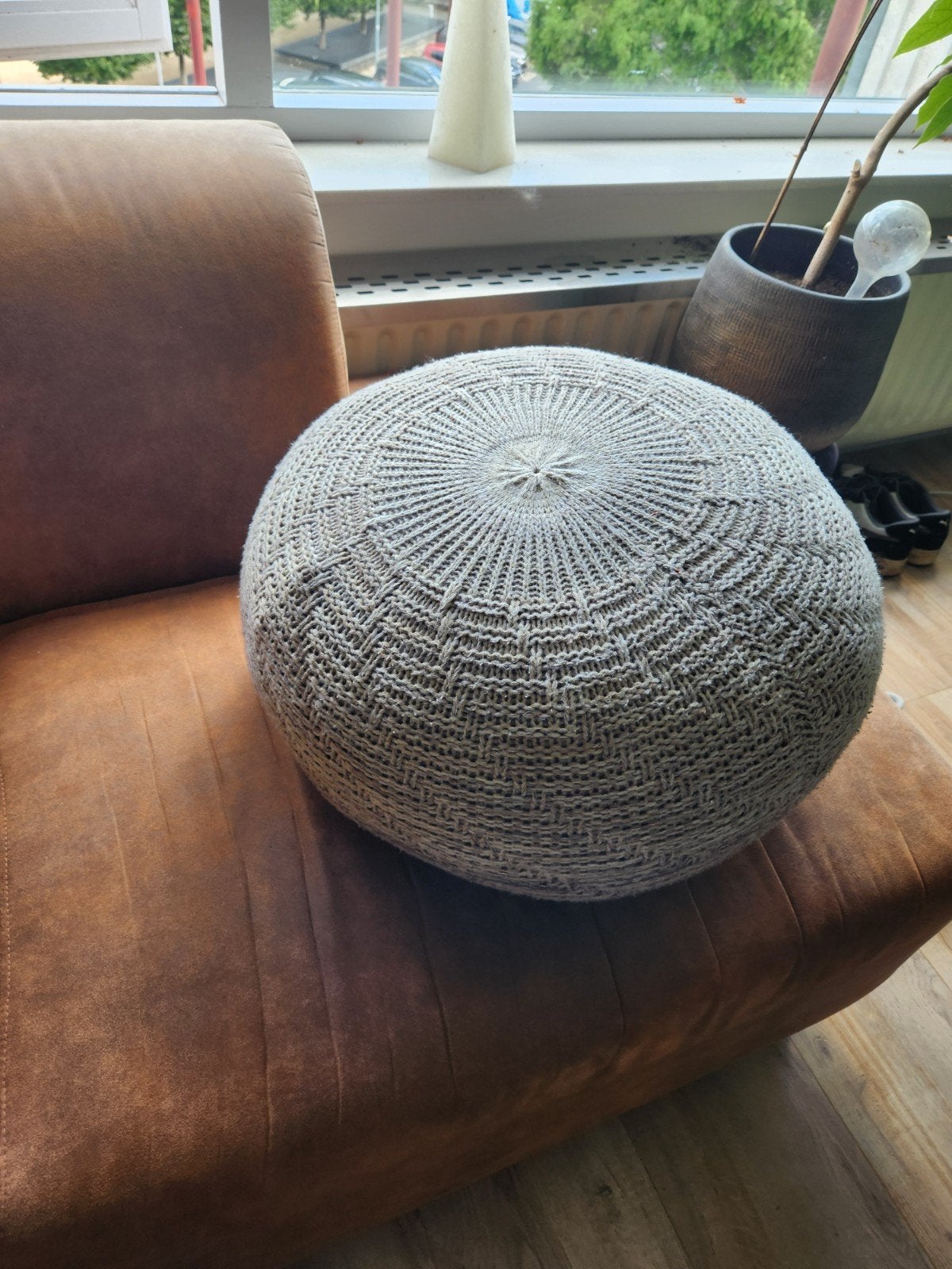 Mooie gebreide poef, diameter 50cm, hoogte 28cm, Ophalen, Gebruikt, Stof, 50 tot 75 cm