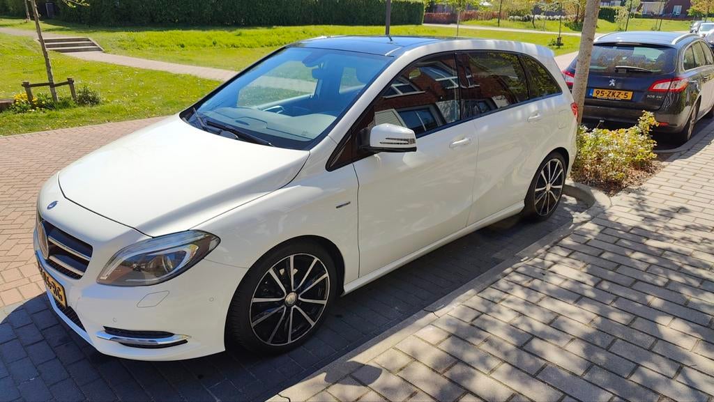 Mercedes-Benz B200, 7DCT aut, Pano, PDC, Navi. Full Option, Auto's, Mercedes-Benz, 1325 kg, Zwart, Leder en Stof, Wit