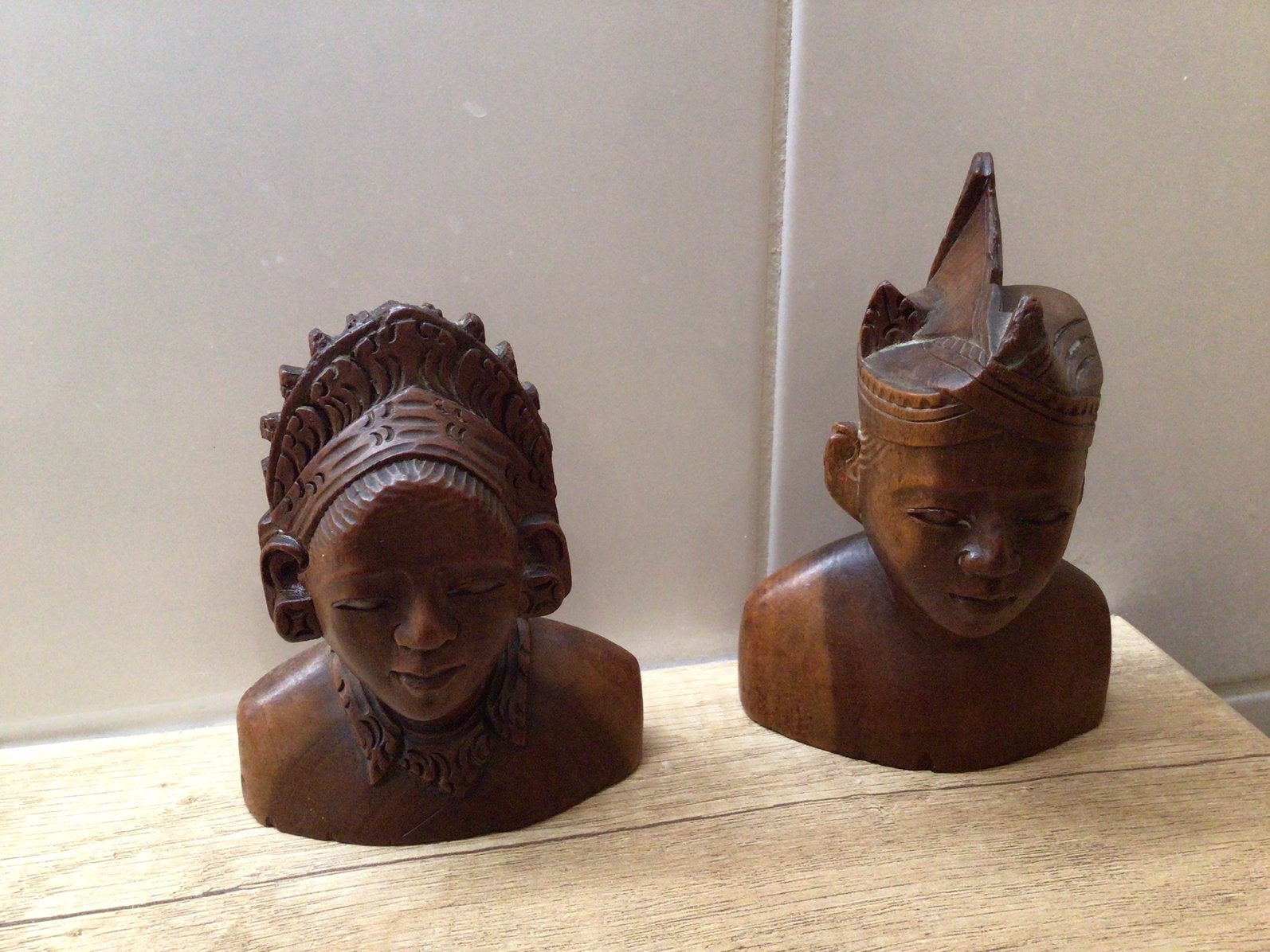 2 zeer mooi uitgesneden beeldjes uit Indië, Ophalen, Minder dan 20 cm, Handgemaakt, Hout