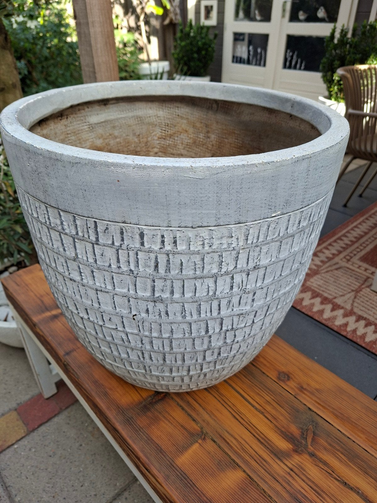 Grote grijze bloempot met textuur, geschikt voor buiten, Ophalen, Gebruikt, 40 cm of meer, Rond