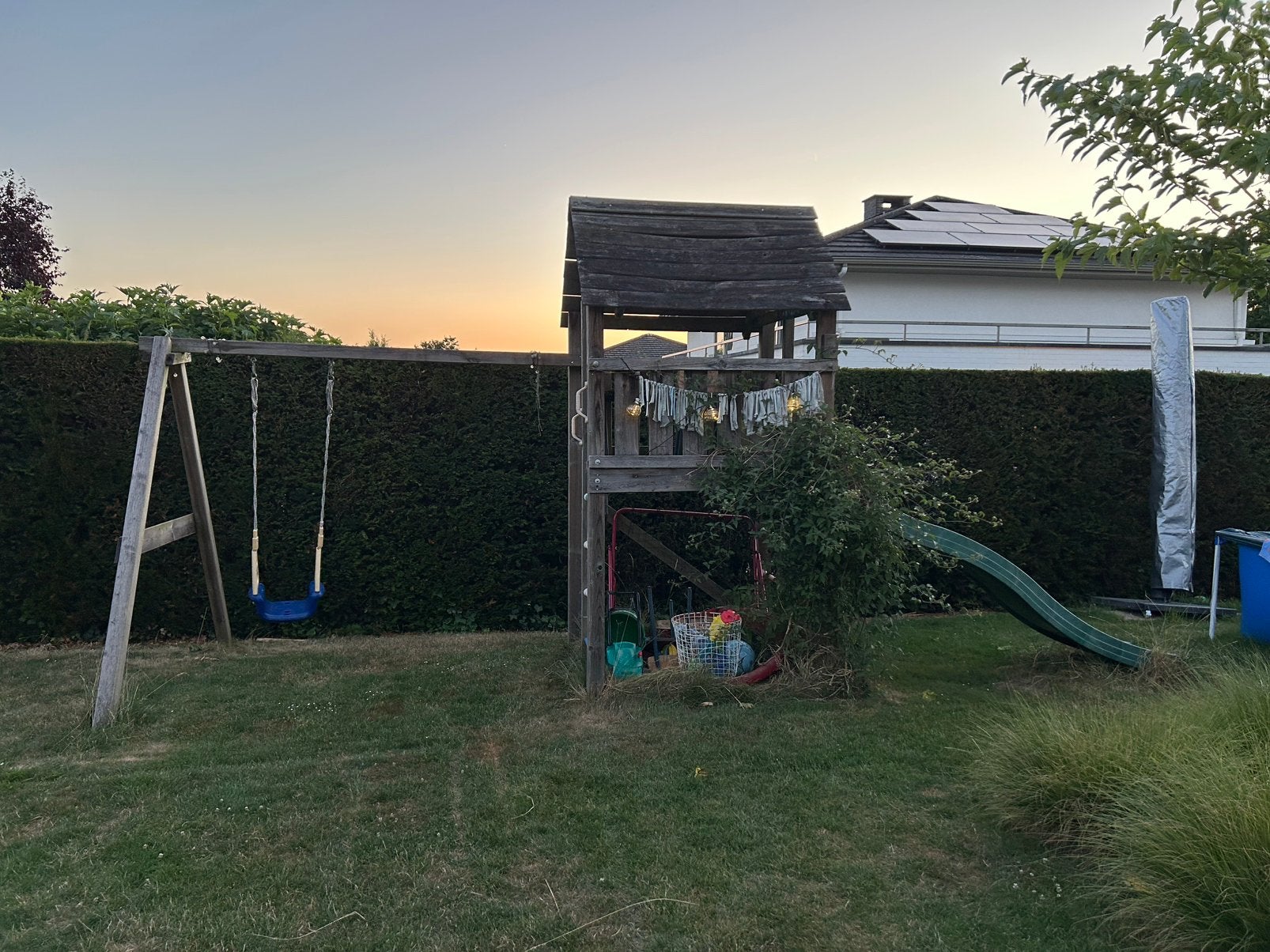 Houten speelhuisje, Kinderen en Baby's, Speelgoed | Buiten | Speeltoestellen, Ophalen, Zo goed als nieuw, Schommel