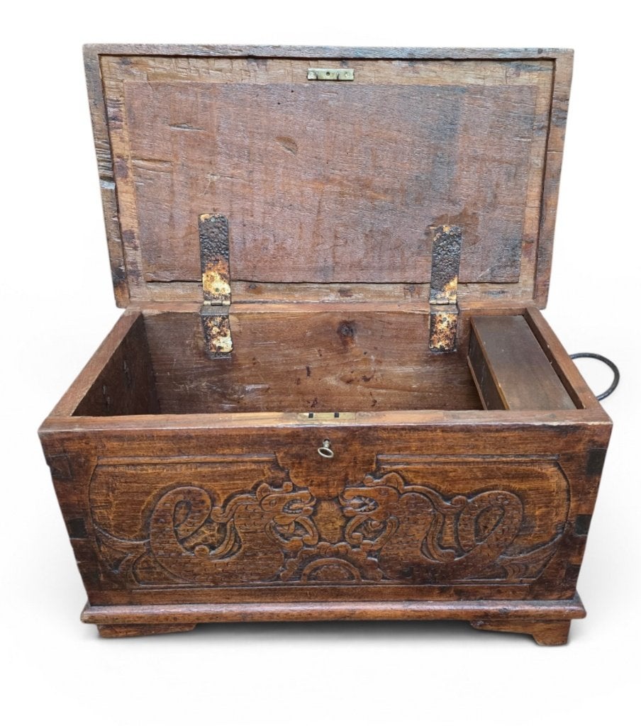 1261. Houten kist met draken - China, eerste helft 20e eeuw, Antiek en Kunst, Ophalen