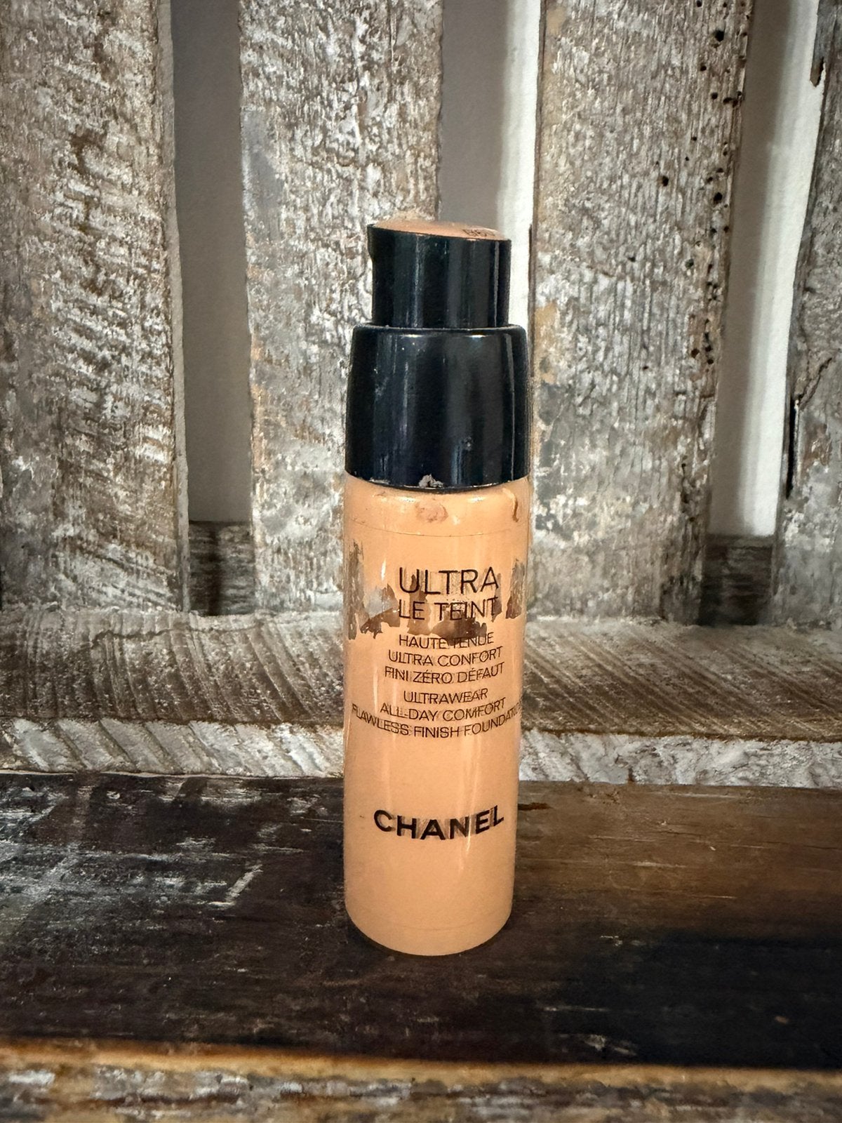 Chanel Ultra Le Teint Foundation B60, Ophalen of Verzenden, Zo goed als nieuw, Beige, Gehele gezicht