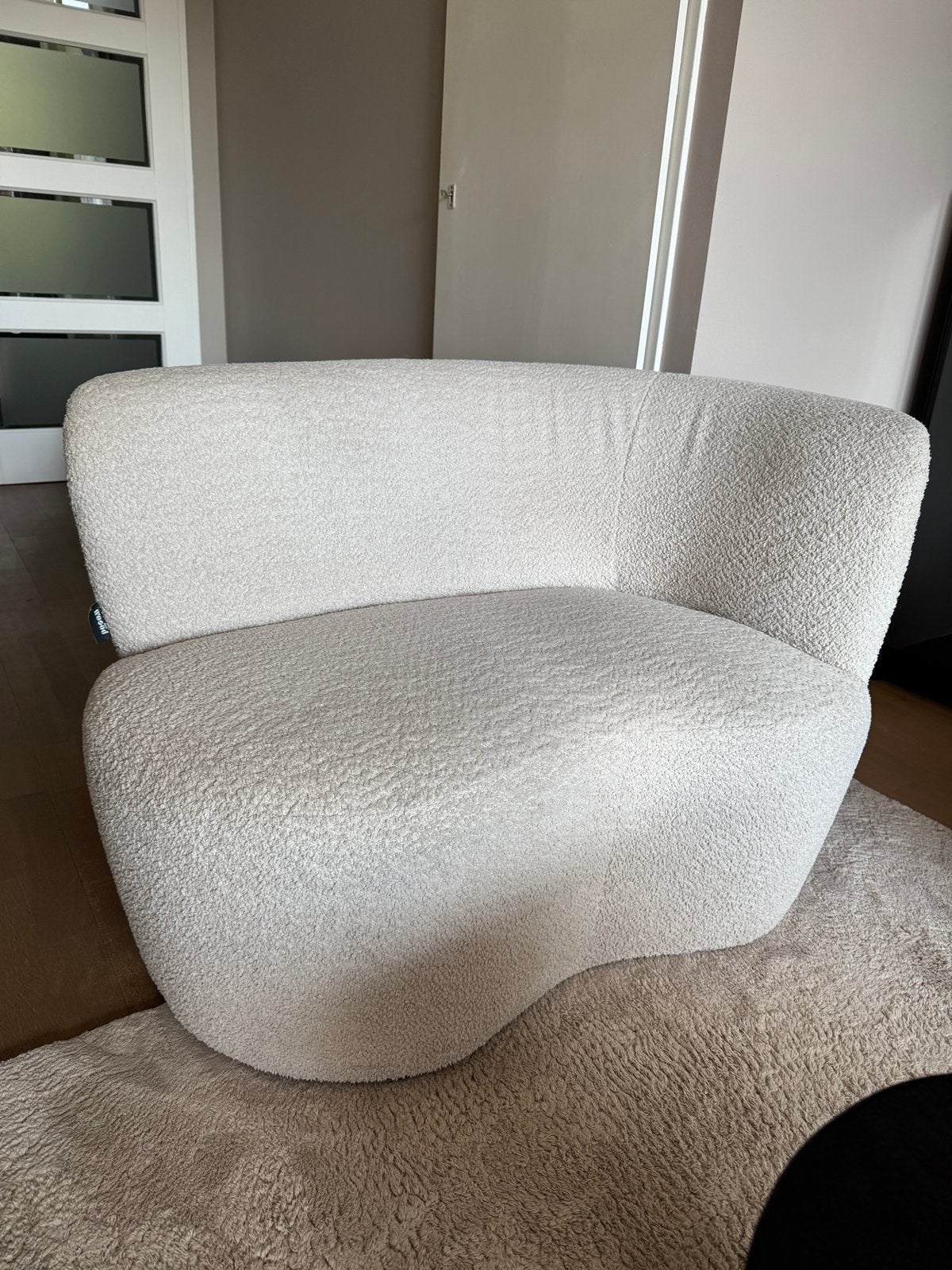 WOOOD fauteuil Stone crème bouclé stof met leuning rechts, Huis en Inrichting, Fauteuils, Ophalen, Minder dan 75 cm, Zo goed als nieuw