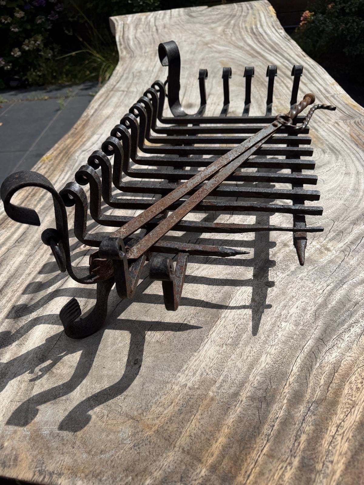 Antieke gietijzeren openhaard rooster met tang, Ophalen, Gebruikt, Inzethaard, Houthaard