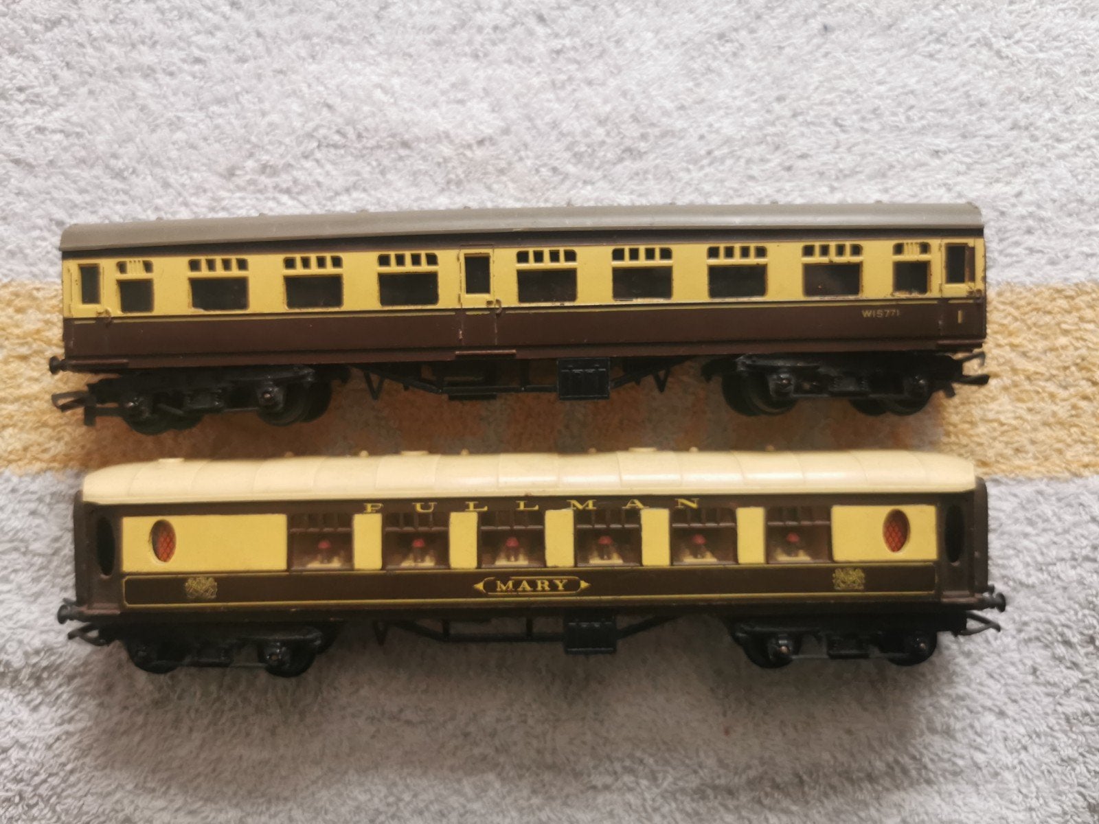 Twee Twee Triang Pullman wagons, bruin/crème, Hobby en Vrije tijd, Modeltreinen | H0, Ophalen of Verzenden, Gebruikt, Gelijkstroom