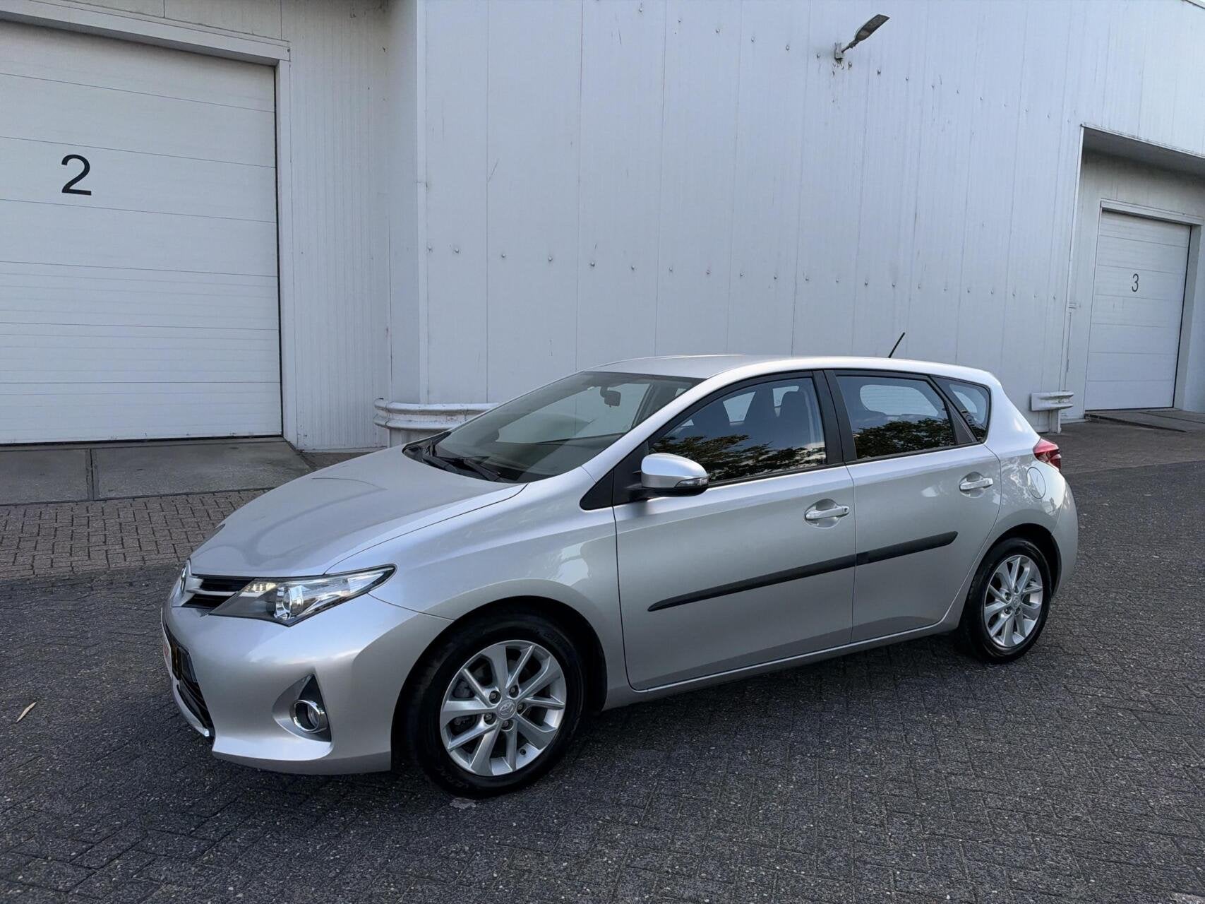 Toyota Auris 1.3 Now - CLIMA/TREKHAAK/CRUISE/NAP, Auto's, Voorwielaandrijving, Euro 5, 450 kg, Gebruikt