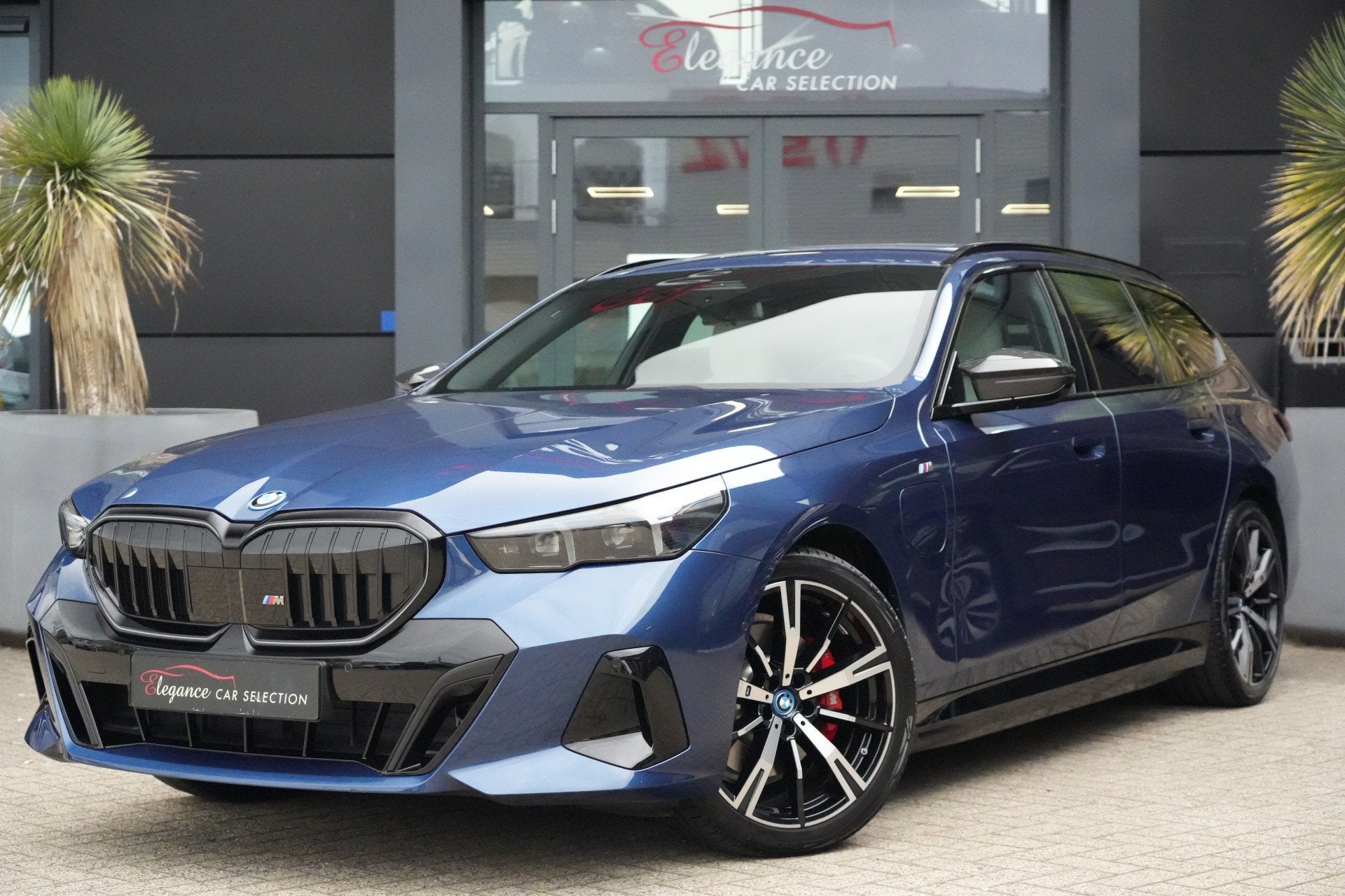 BMW 5 Serie Touring 530e xDrive M Sport High Executive 300pk, Auto's, BMW, Automaat, Gebruikt, 4 cilinders, 2000 kg