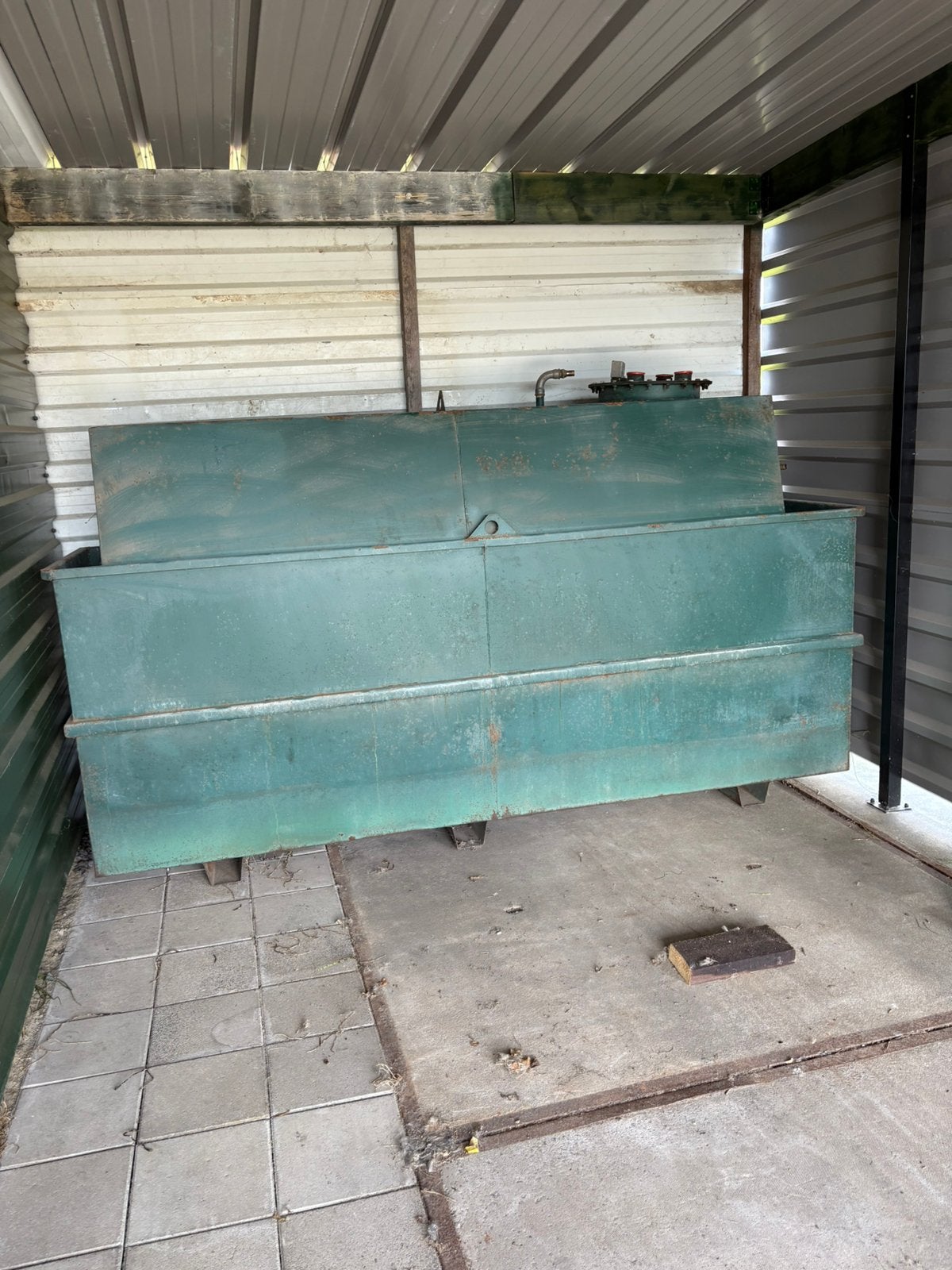 Olie tank, met lekbak 2400L, Ophalen, Zo goed als nieuw