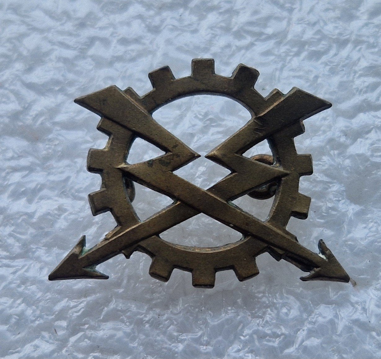 Dit is een Belgisch kraag embleem voor de Technische Troepen, Ophalen of Verzenden, Overige onderwerpen