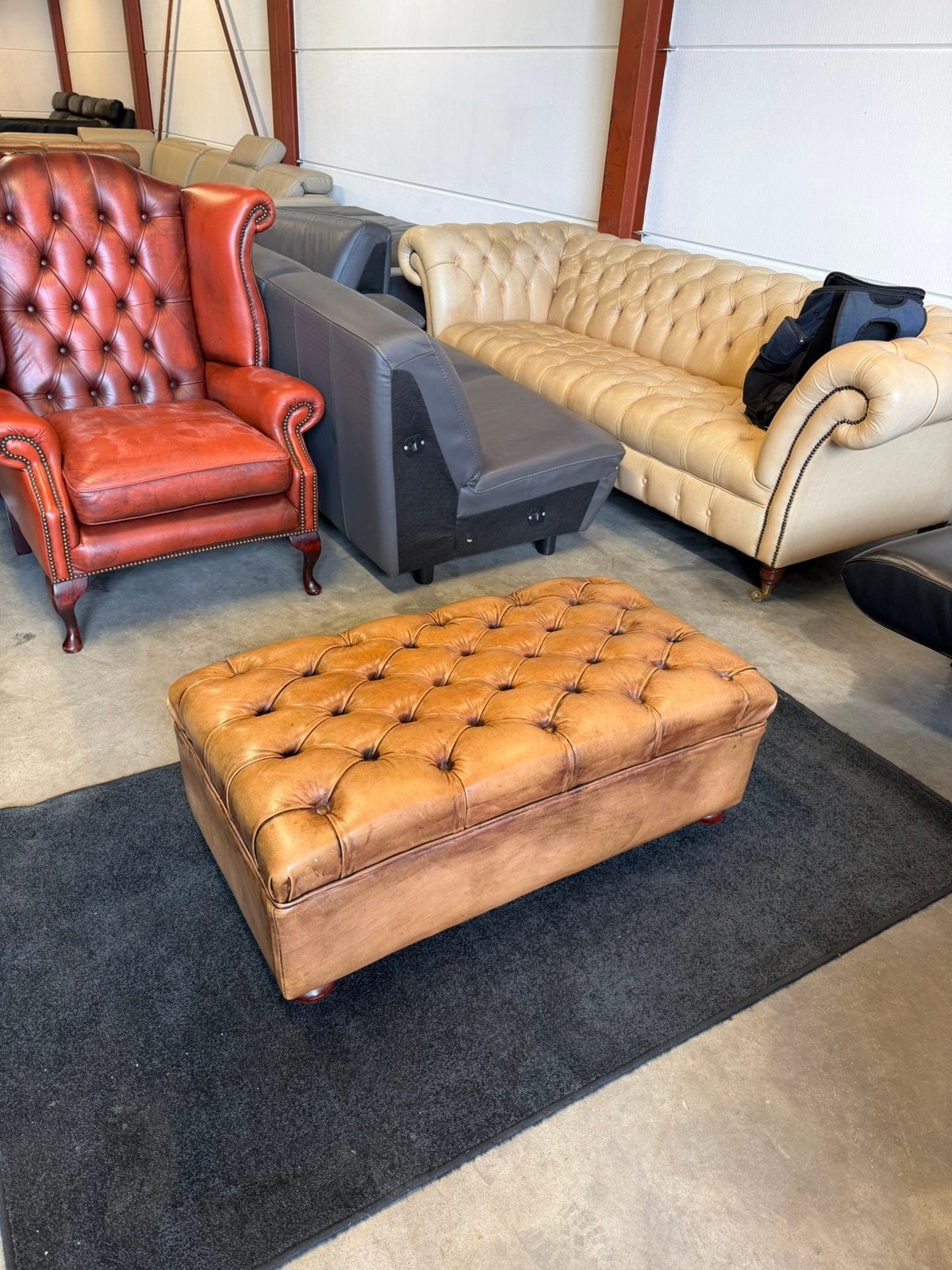 Chesterfield voetbank poef hoker cognac kleur vintage, Huis en Inrichting, Banken | Voetenbanken en Poefen, 2871SK, Klassieke