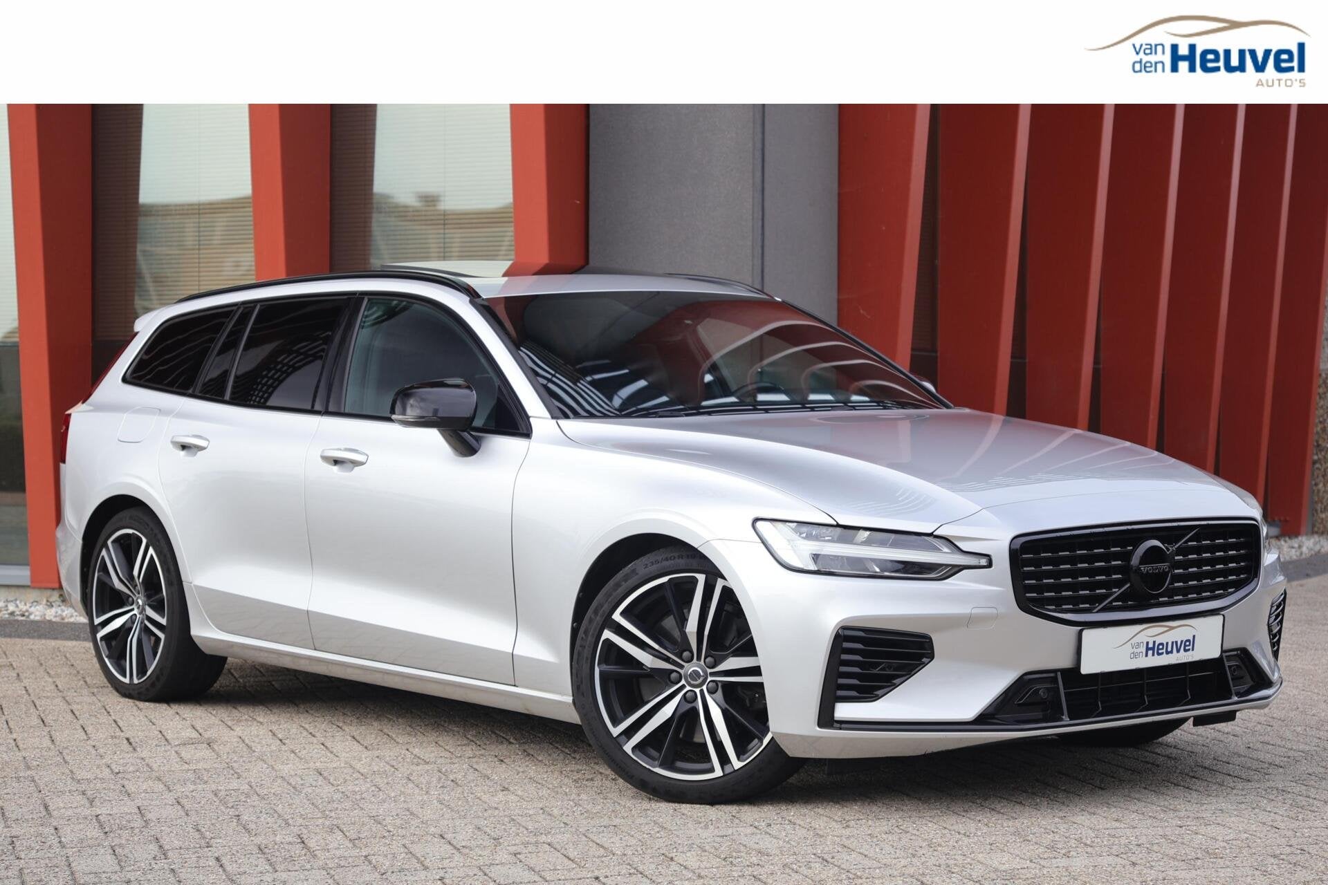 Volvo V60 T6 Recharge AWD R-Design, Auto's, Automaat, Gebruikt, 4 cilinders, Leder en Stof