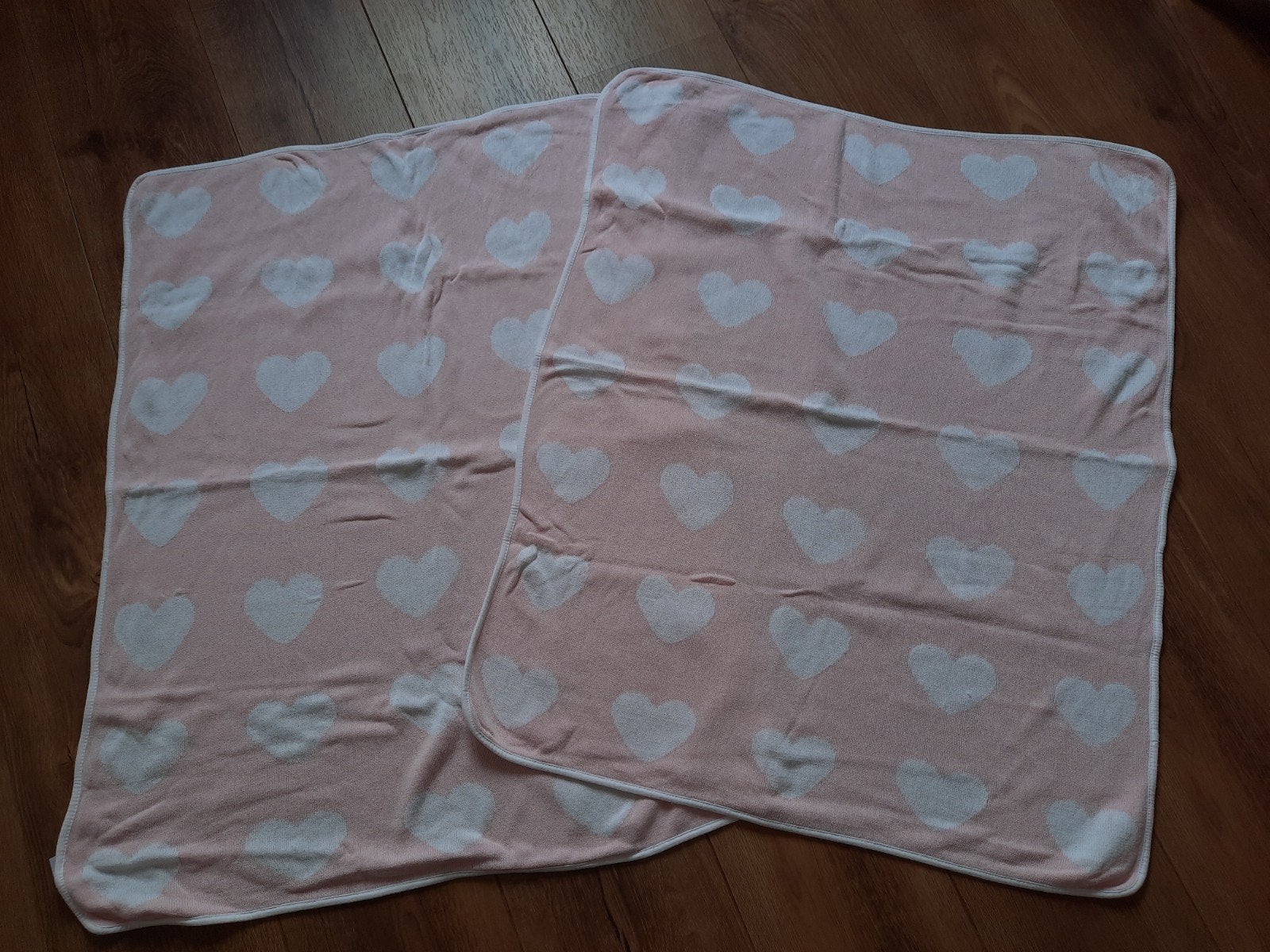 Tweeling meisjes baby ledikant spreien met hartjes roze/wit, Ophalen of Verzenden, Zo goed als nieuw, Box, Bedje of Wieg