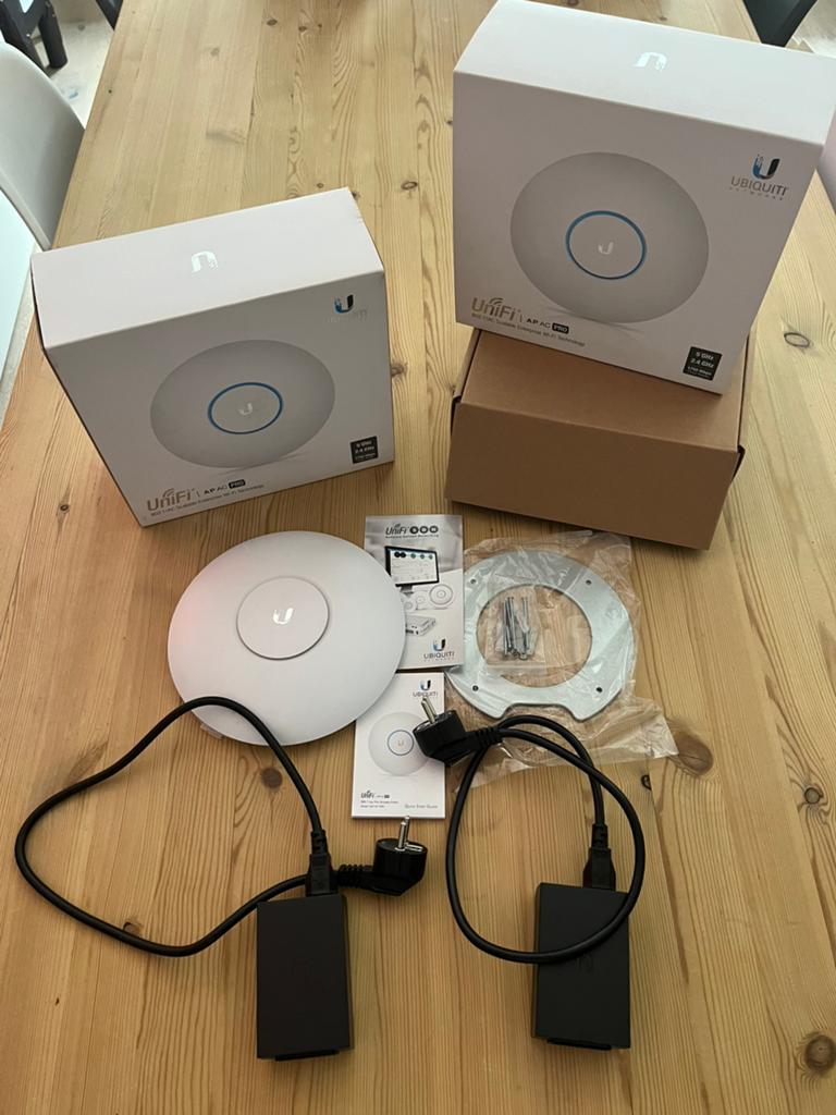 2x Ubiquiti UniFi AP-AC-Pro Access Points, Computers en Software, Accesspoints, Ophalen of Verzenden, Gebruikt