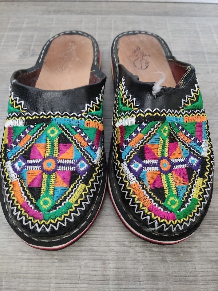 Dames babouches zwart met kleurrijk borduursel, Slippers, Verzenden, Zwart, Gedragen
