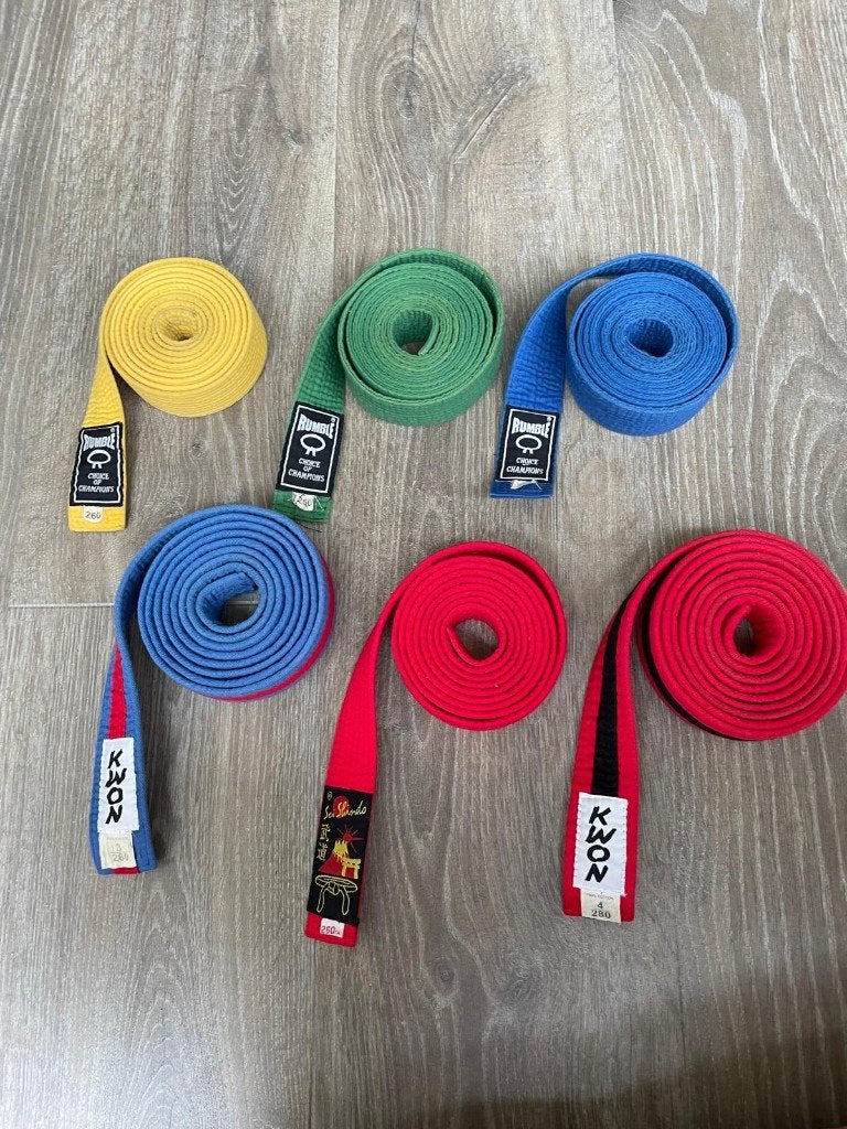 Taekwondo banden, Sport en Fitness, Taekwondo, Vechtsportmateriaal, Zo goed als nieuw, Maat M