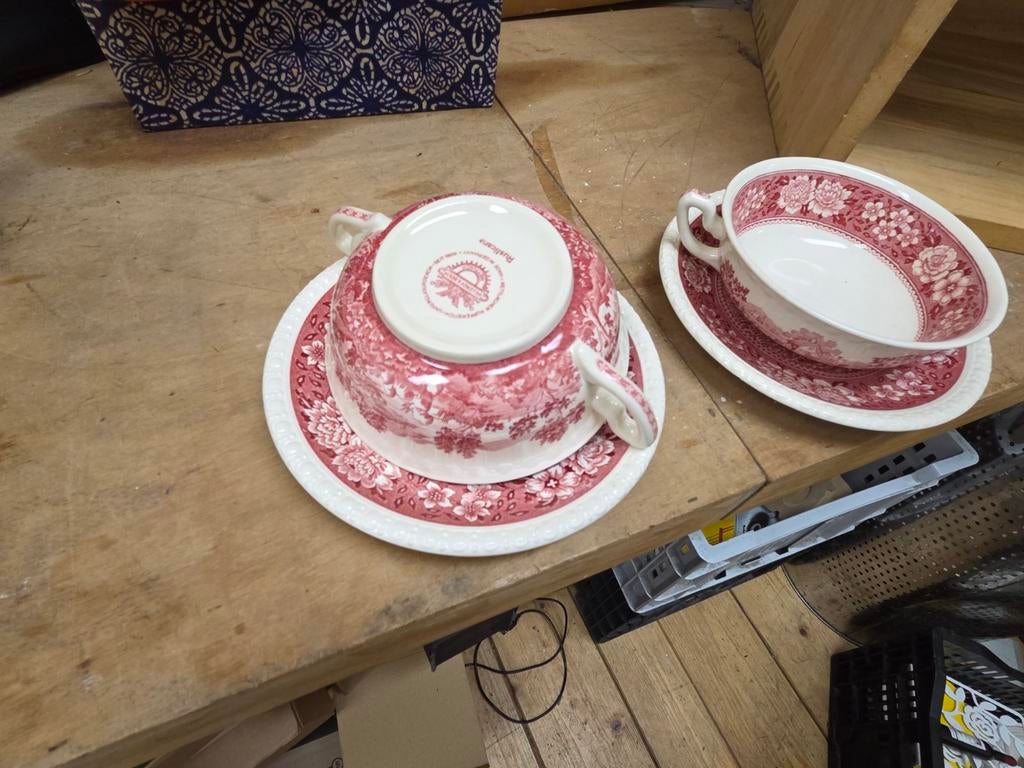 Twee soepkommen met schotels, rood-wit bloemenpatroon, Antiek en Kunst, Antiek | Servies los, Ophalen of Verzenden
