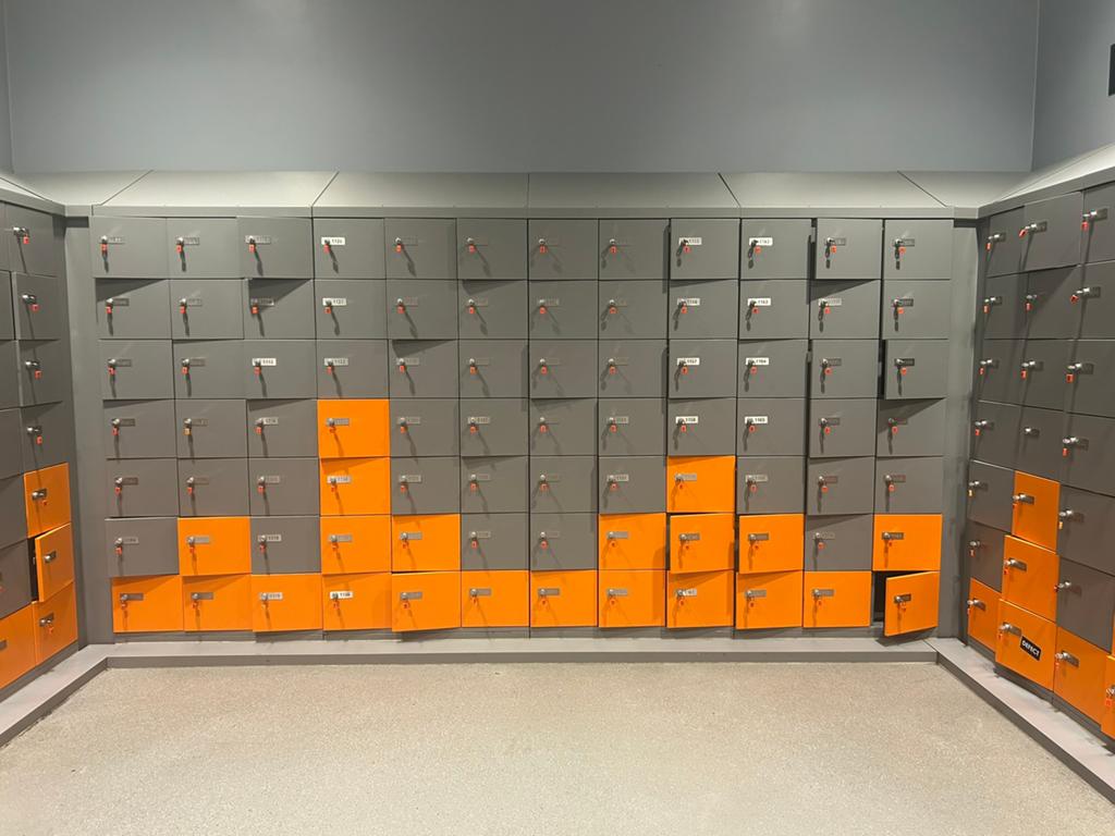 Robuuste Lockerkasten met €2,- Munt of pandsloten, Ophalen, Zo goed als nieuw