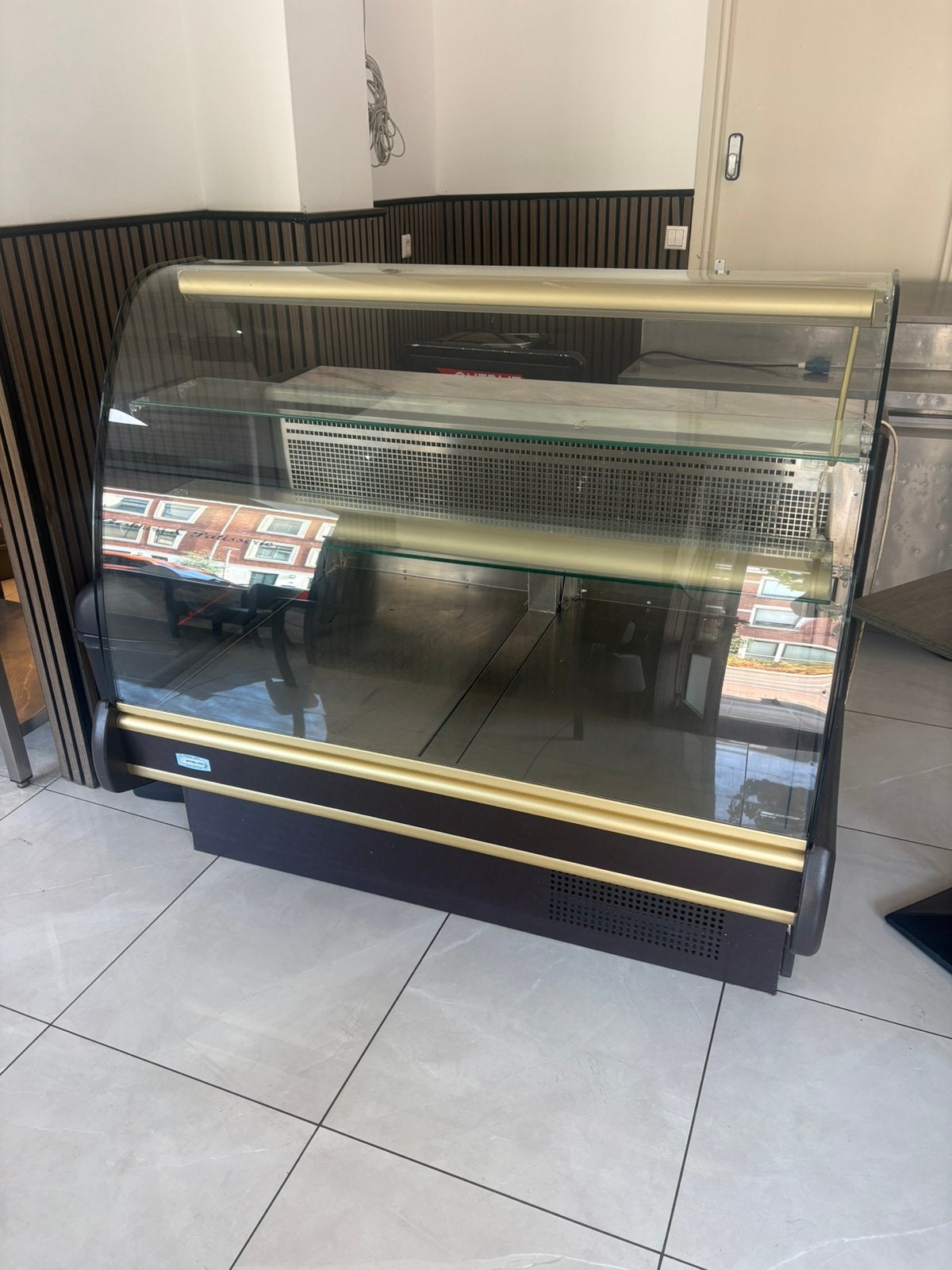 Goedwerkende vitrine, Ophalen, Koelen en Vriezen