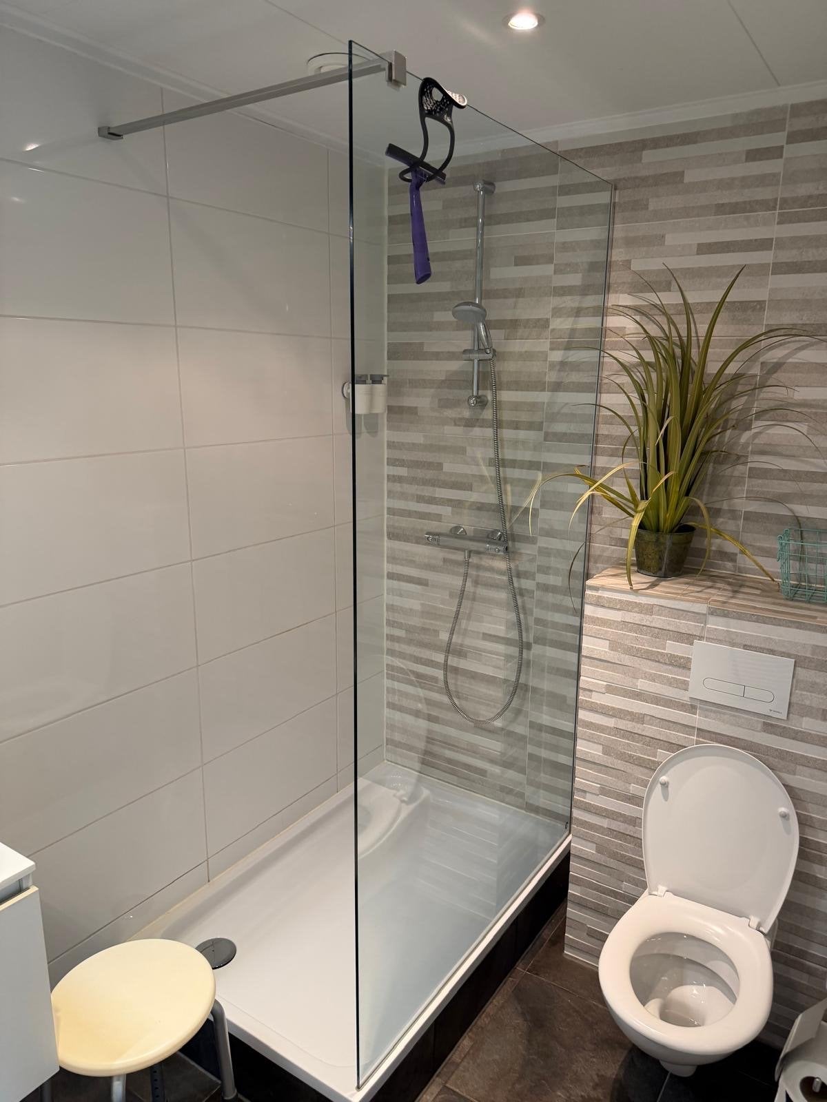 Moderne badkamer met douche, wastafel en toilet, Ophalen of Verzenden, Zo goed als nieuw, Met douche