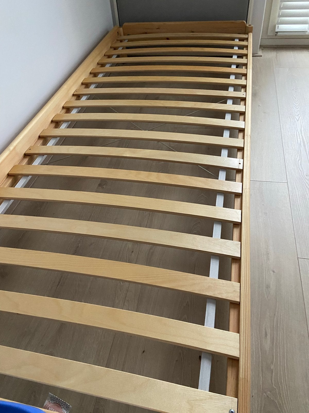 Eenpersoonsbed met lattenbodem - Hout (2 stuks) stapelbaar, Ophalen, Gebruikt, 90 cm, 200 cm