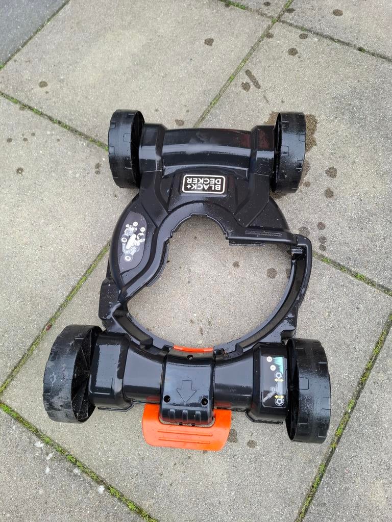 Black+Decker grastrimmer met wielen, Gebruikt, Black+Decker, Ophalen of Verzenden, 30 tot 50 cm