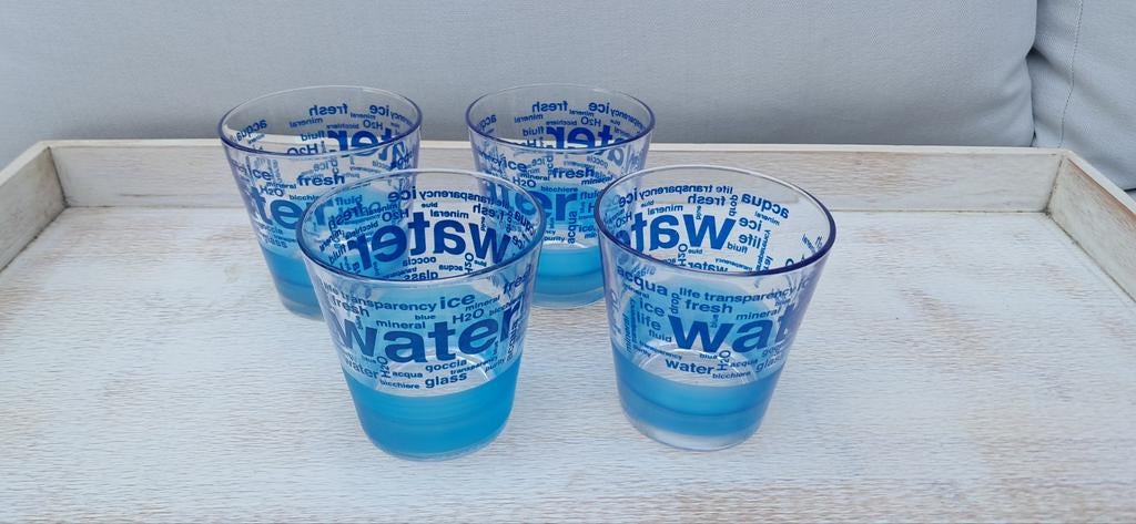 Set van 4 blauwe waterglazen met opdruk, Nieuw, Ophalen of Verzenden, Overige merken, Glas