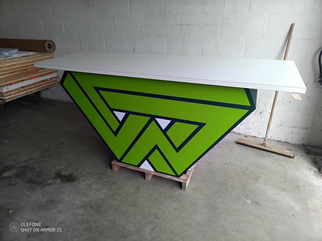 Kleine balie met opvallend design, Huis en Inrichting, Bureaus, Groen, Gebruikt, Spaanplaat of MDF, Ophalen of Verzenden