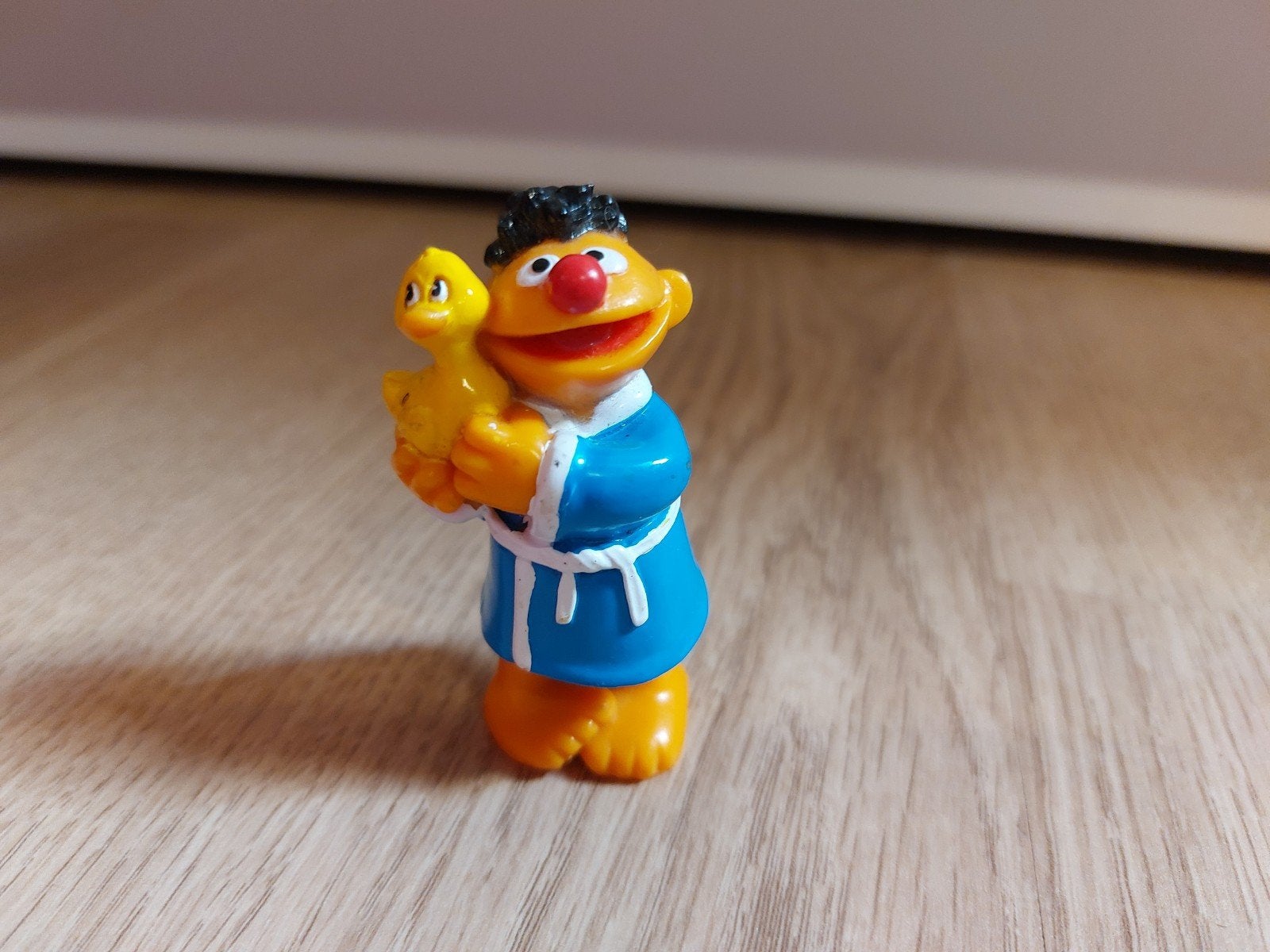 Sesamstraat Ernie poppetje met badjas, Verzamelen, Poppetjes en Figuurtjes, Ophalen of Verzenden