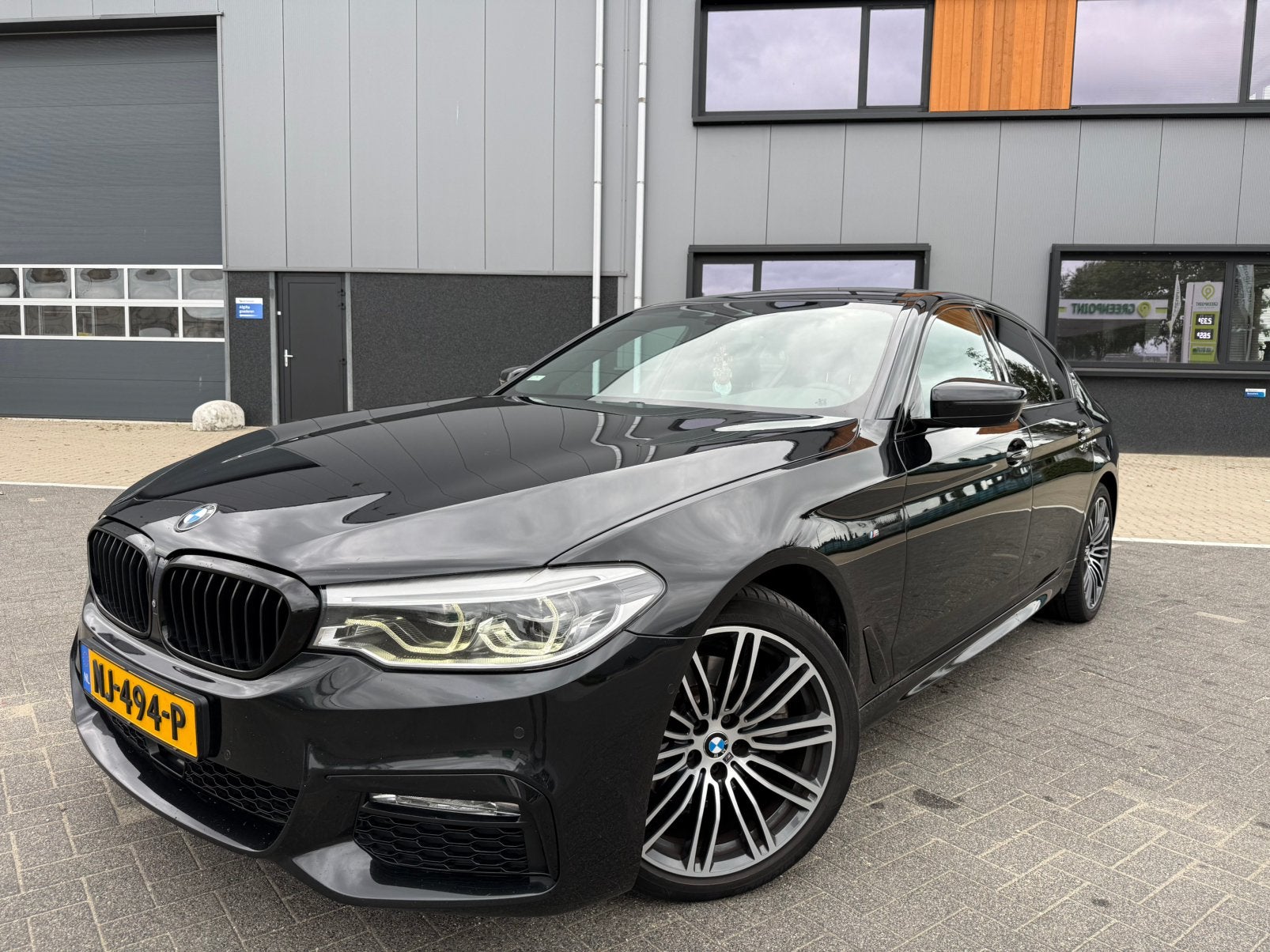 BMW 5-serie 520d High Executive / M-Pakket / 19 inch / Pano, Auto's, Automaat, Achterwielaandrijving, 1995 cc, Diesel