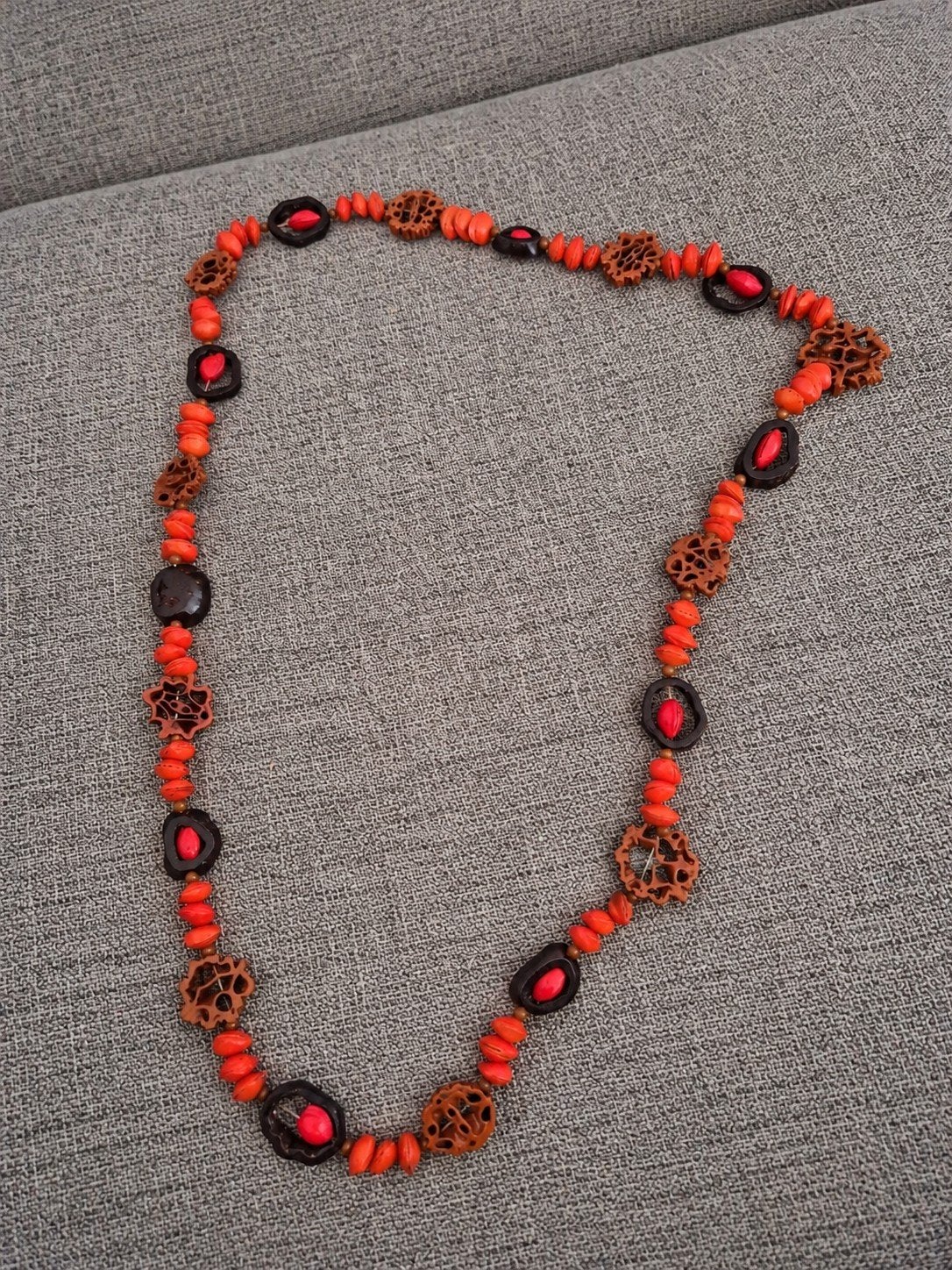 Vintage ketting rood zwart en bruin met decoratieve kralen, Ophalen of Verzenden, Rood, Overige materialen
