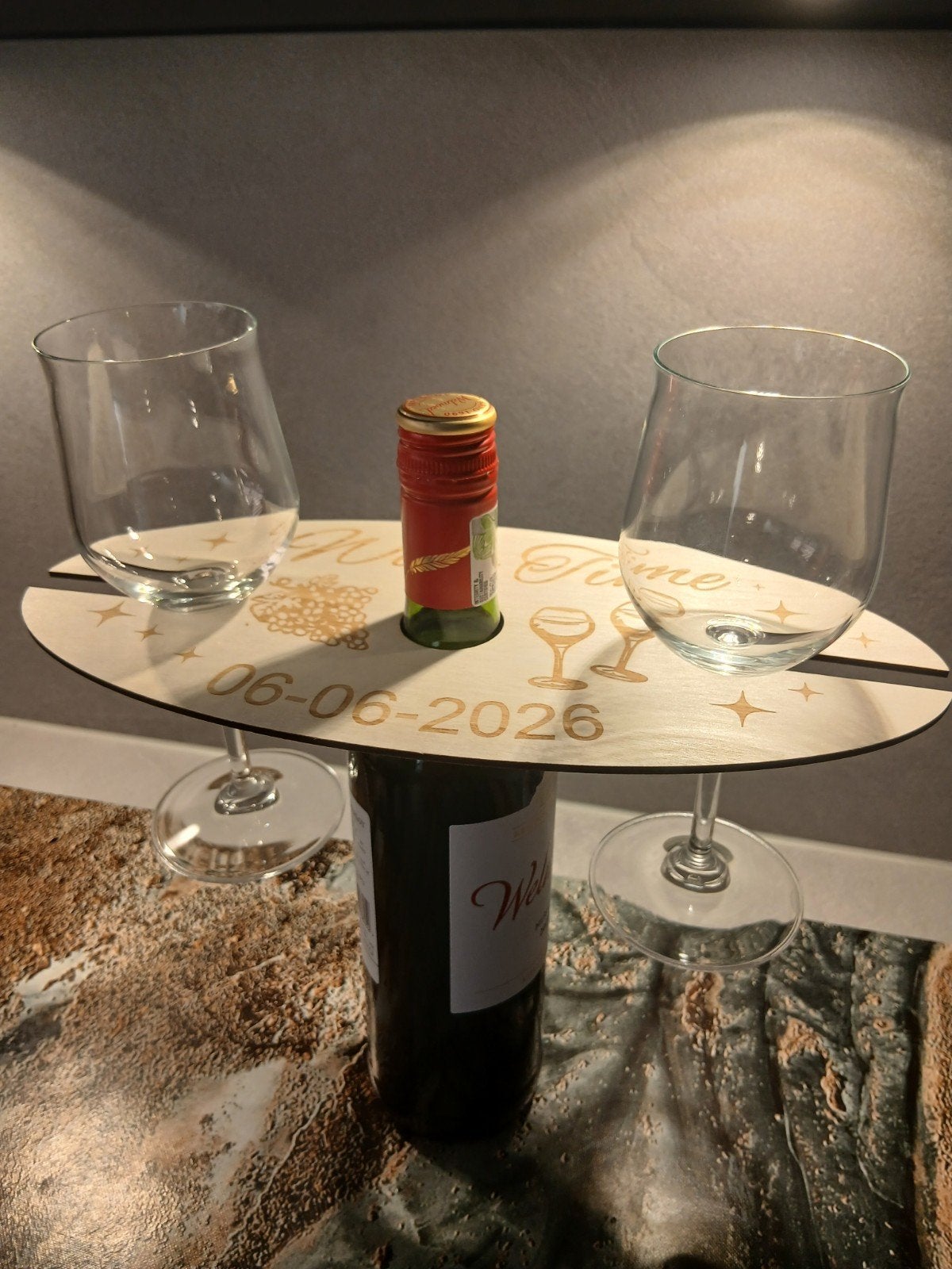 Houten wijnglazen houder - 'Wine Time' met datum, Nieuw, Ophalen of Verzenden, Minder dan 5 flessen, Minder dan 50 cm