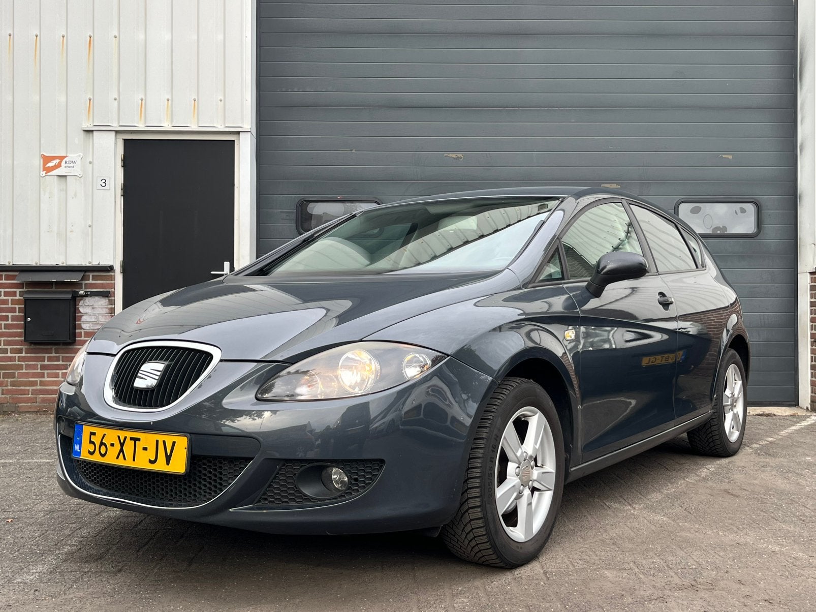 Seat Leon 1.6. Apk 28-08-27. Airco, leder, touchscreen, 4 cilinders, Leon, Zilver of Grijs, Hatchback