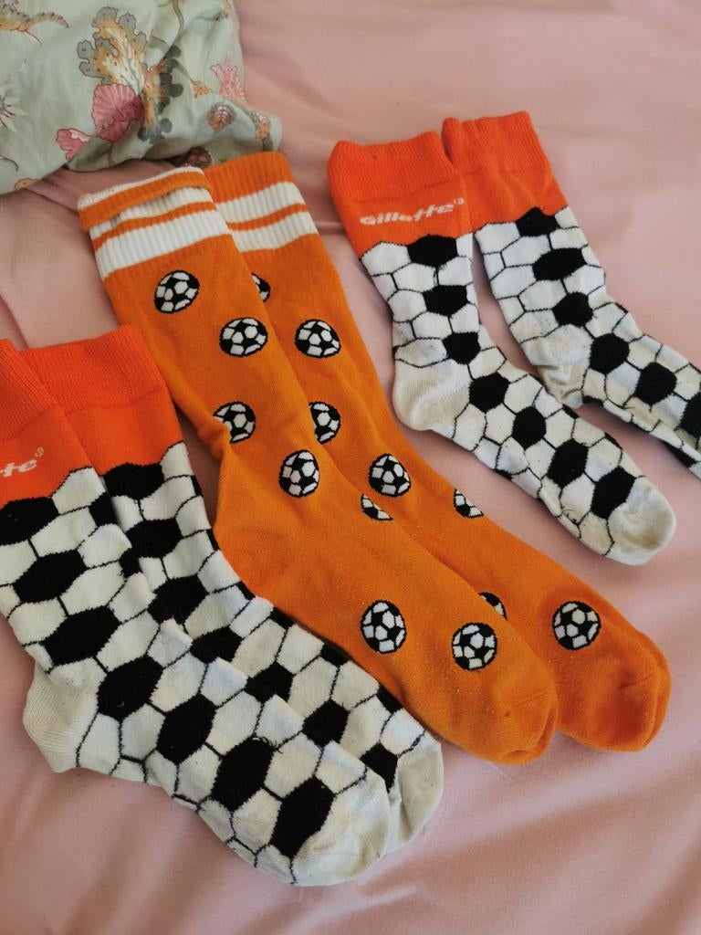 Oude voetbal oranje sokken. Voor feestje? Ca maat 39-42, Ophalen of Verzenden, Maat 39 t/m 42, Oranje, Sokken en Kniesokken