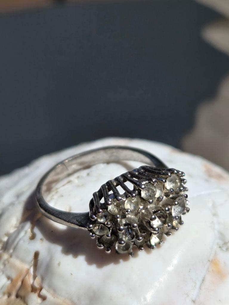 Oude zilveren ring met mooie steentjes, 18 tot 19, Ophalen of Verzenden, Zo goed als nieuw, Dame