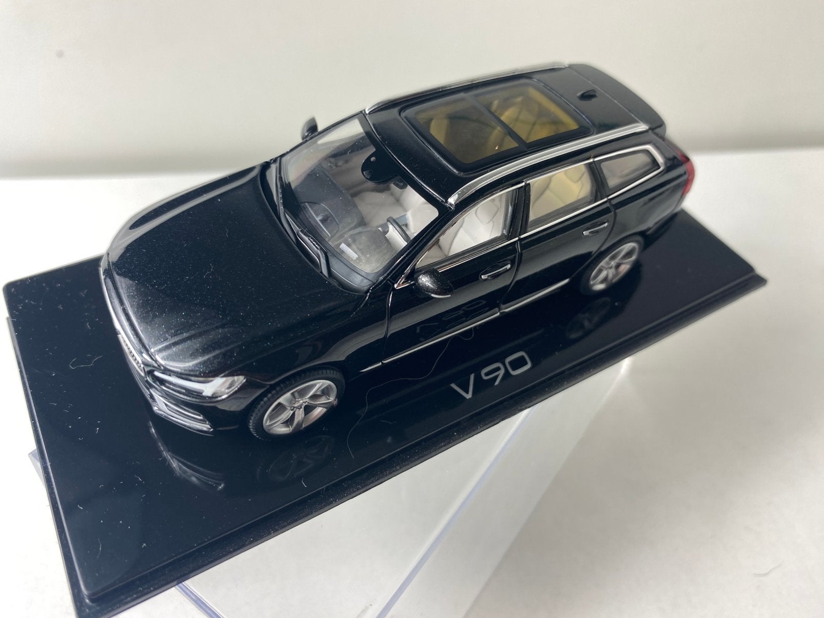 1:43 VOLVO V90-zwarte uitvoering-met sunroof-in vitrinebox, Ophalen of Verzenden, Auto, Norev